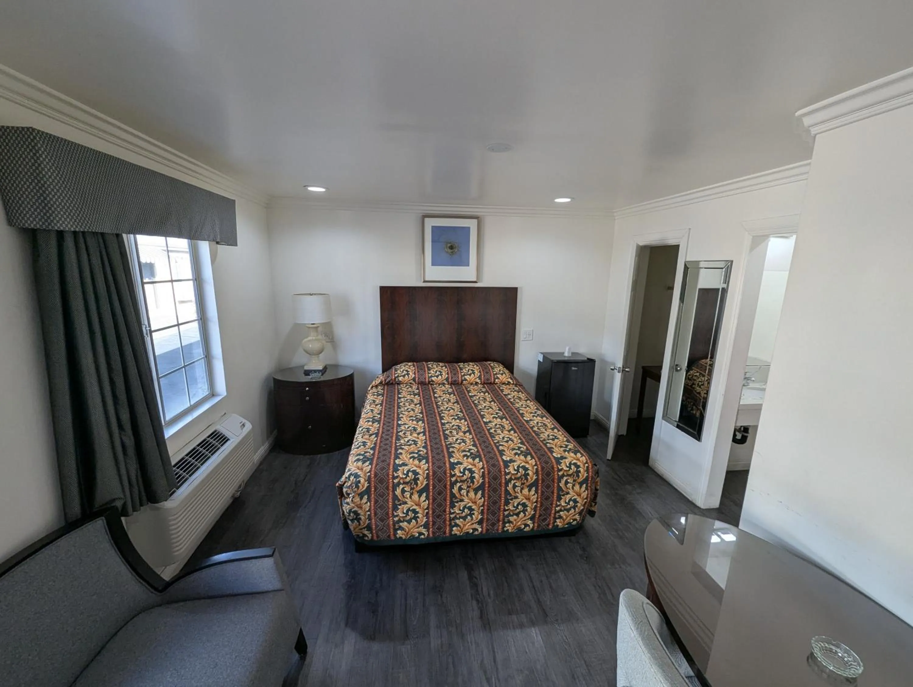 Property building, Bed in Airport Motel - Inglewood