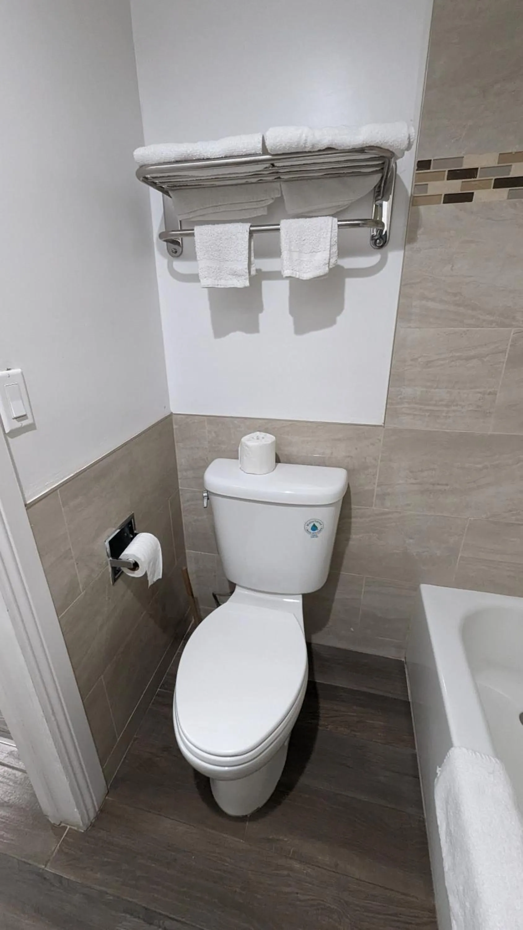 Toilet in Airport Motel - Inglewood