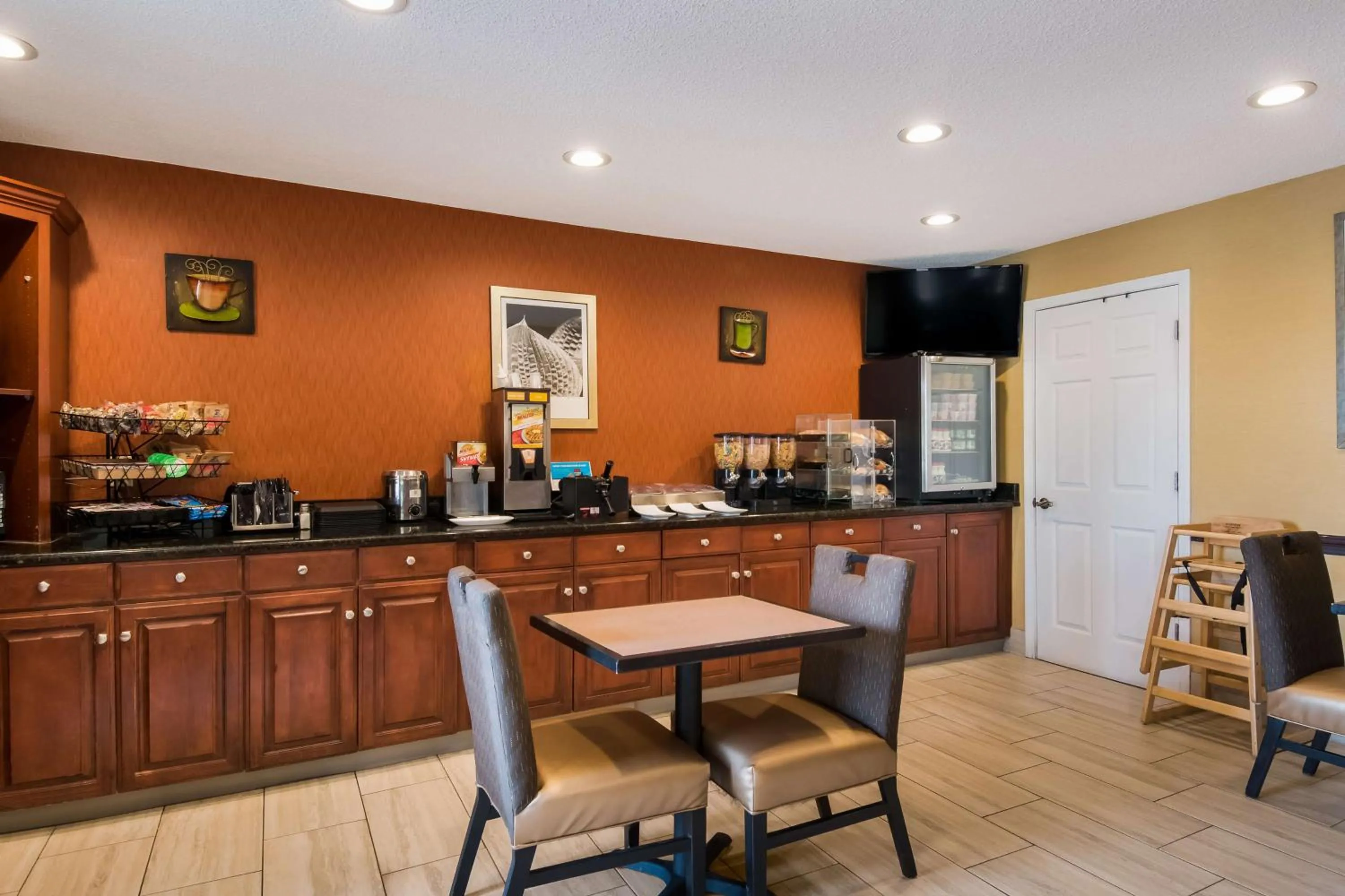 Breakfast in SureStay Plus Hotel by Best Western Jackson