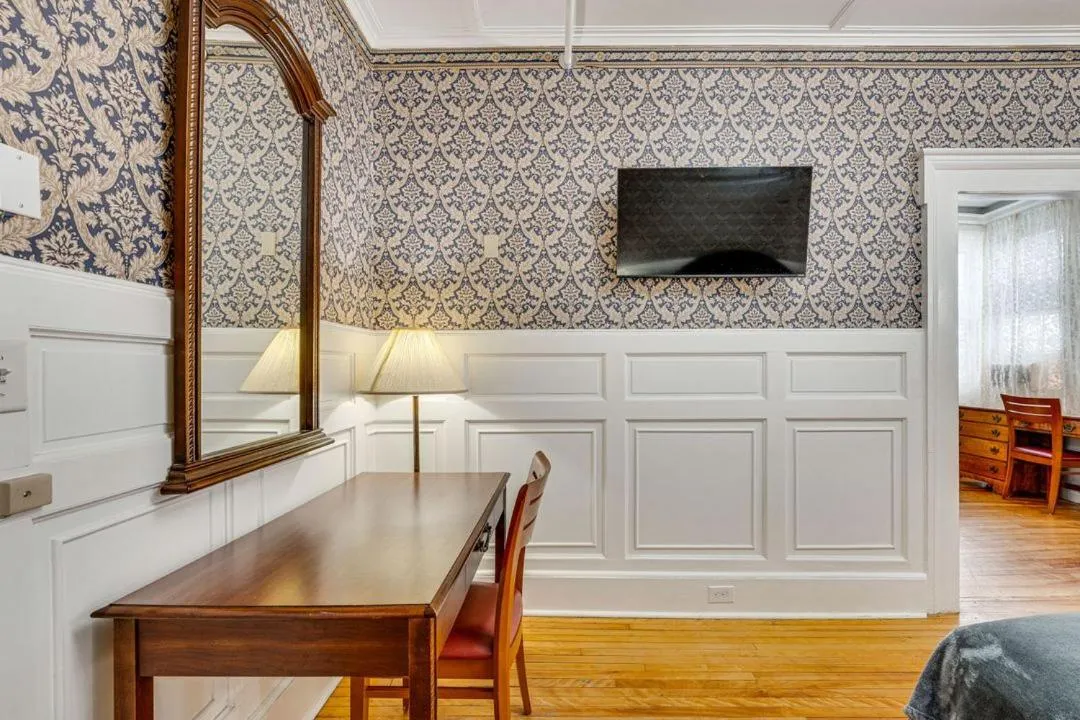 TV and multimedia in Thayers Inn