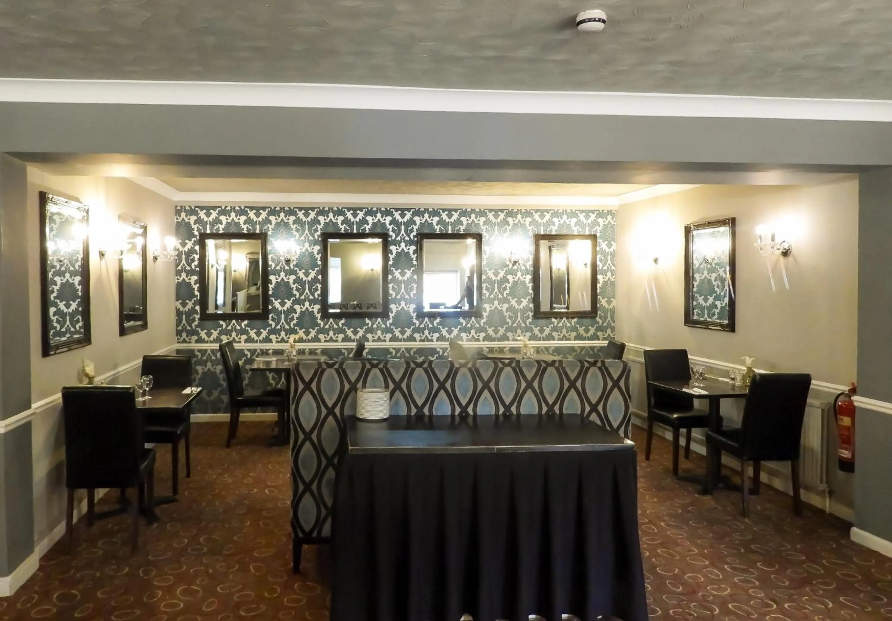 Restaurant/places to eat in South Lawn Hotel