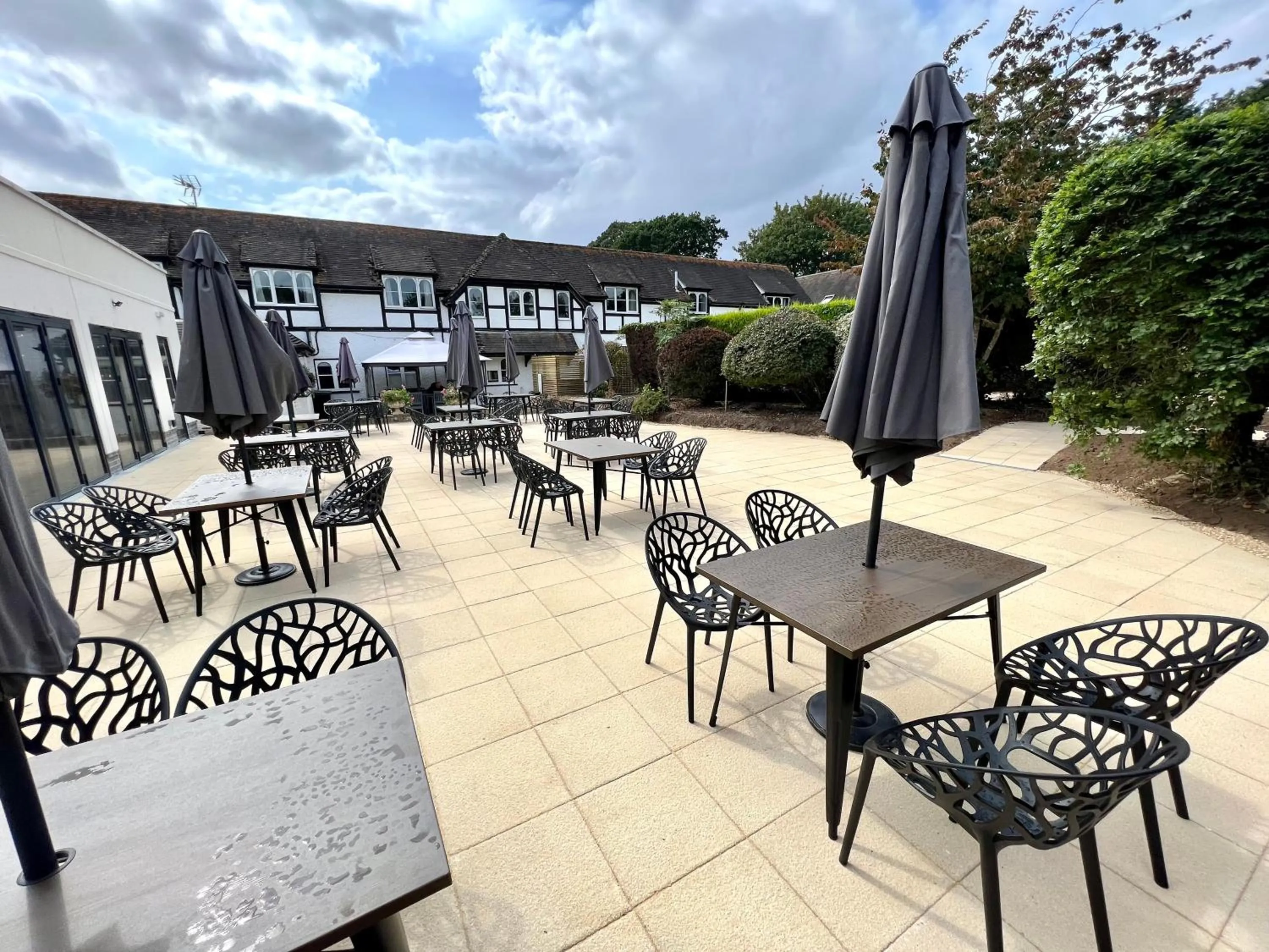 Restaurant/places to eat in South Lawn Hotel