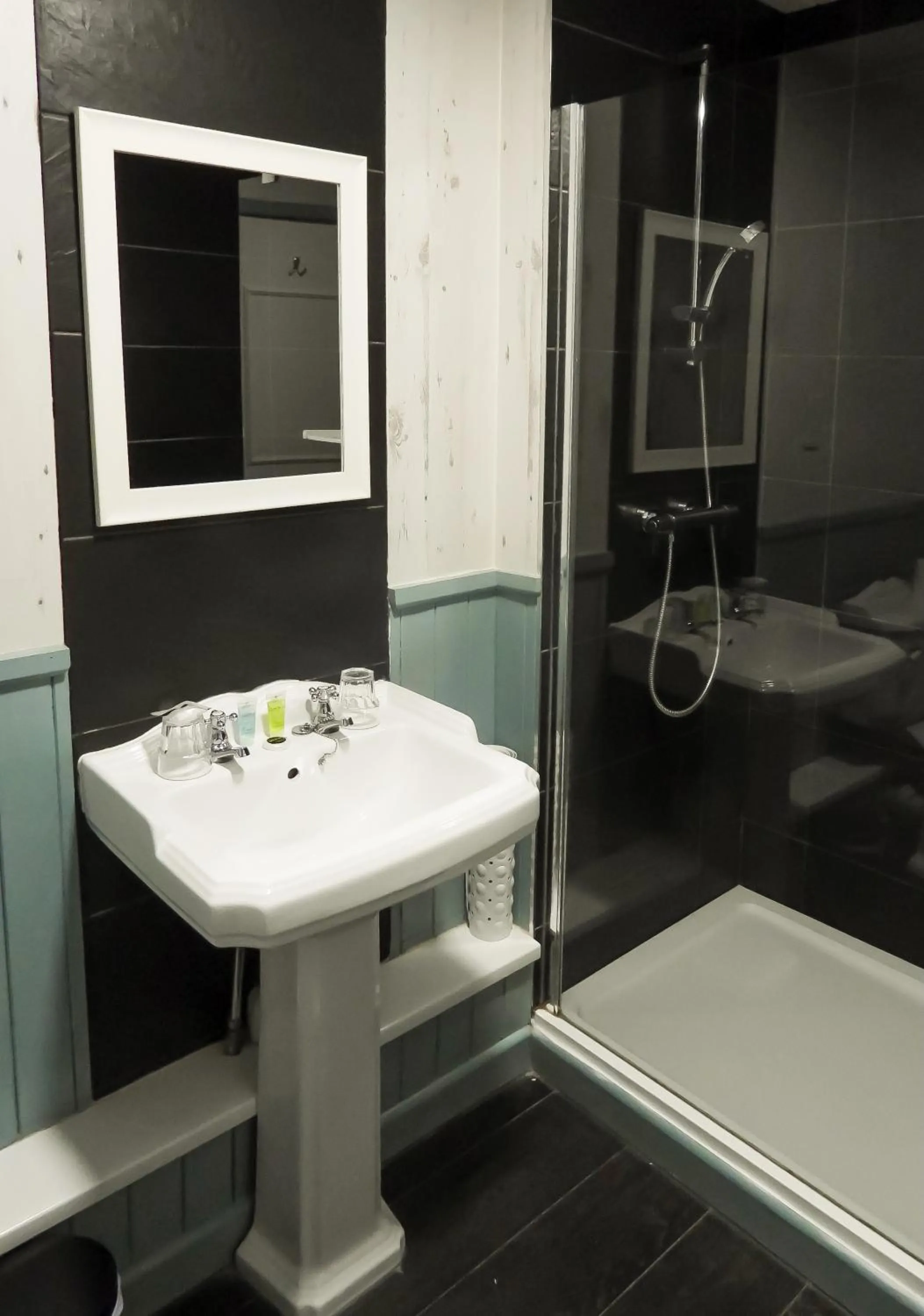 Shower in South Lawn Hotel