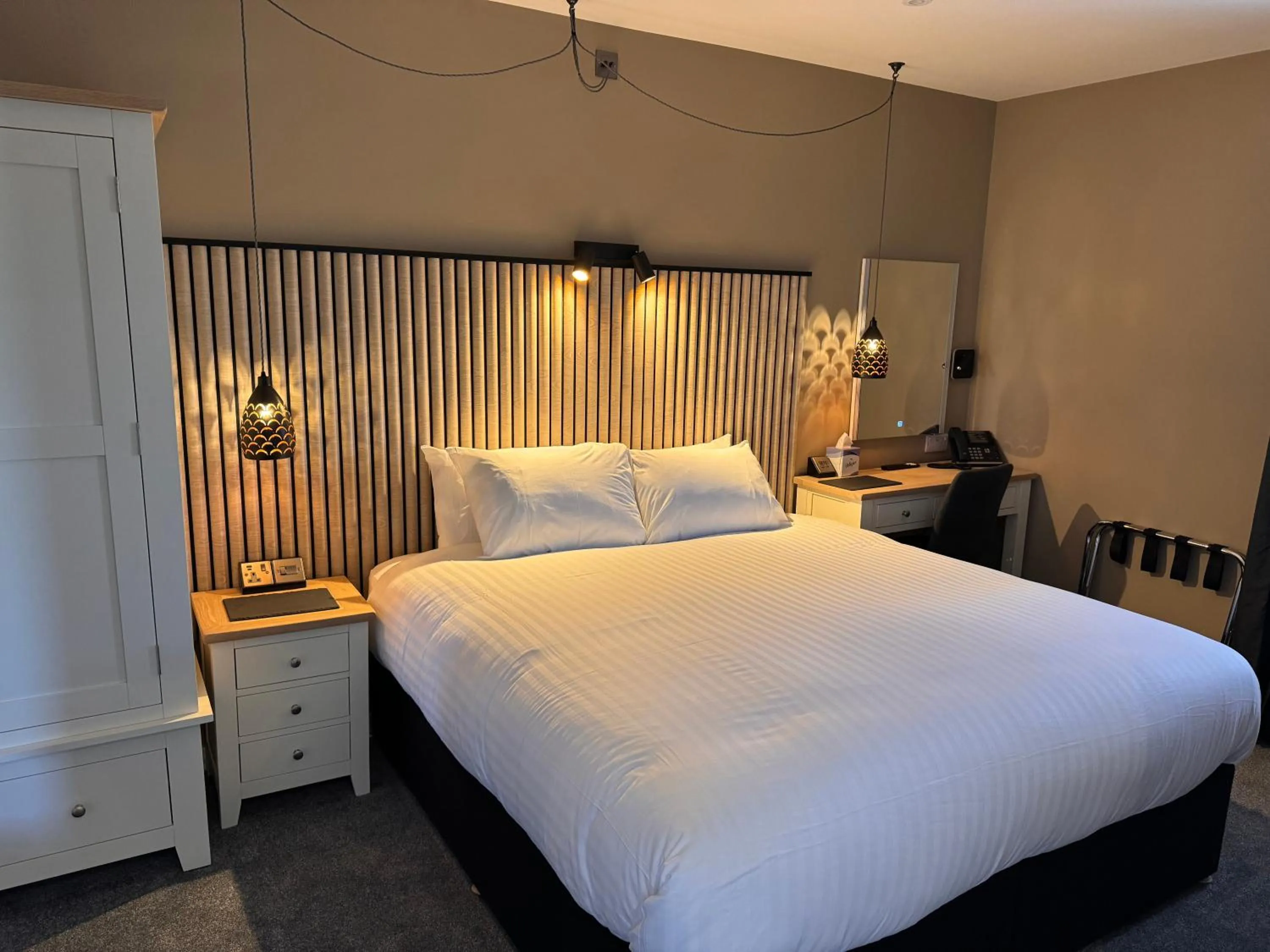 Bedroom, Bed in South Lawn Hotel