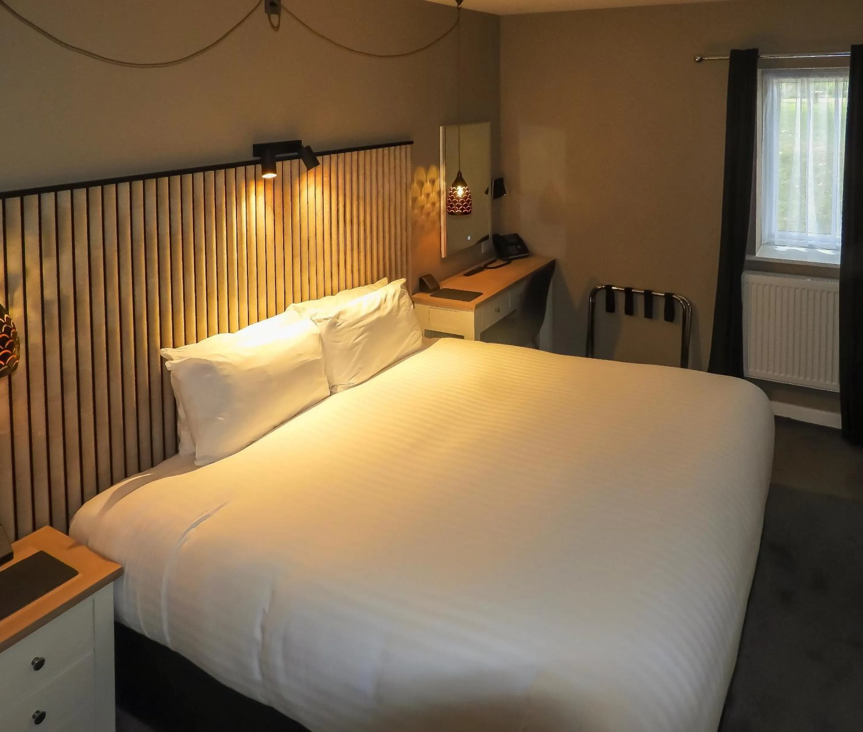 Bedroom, Bed in South Lawn Hotel