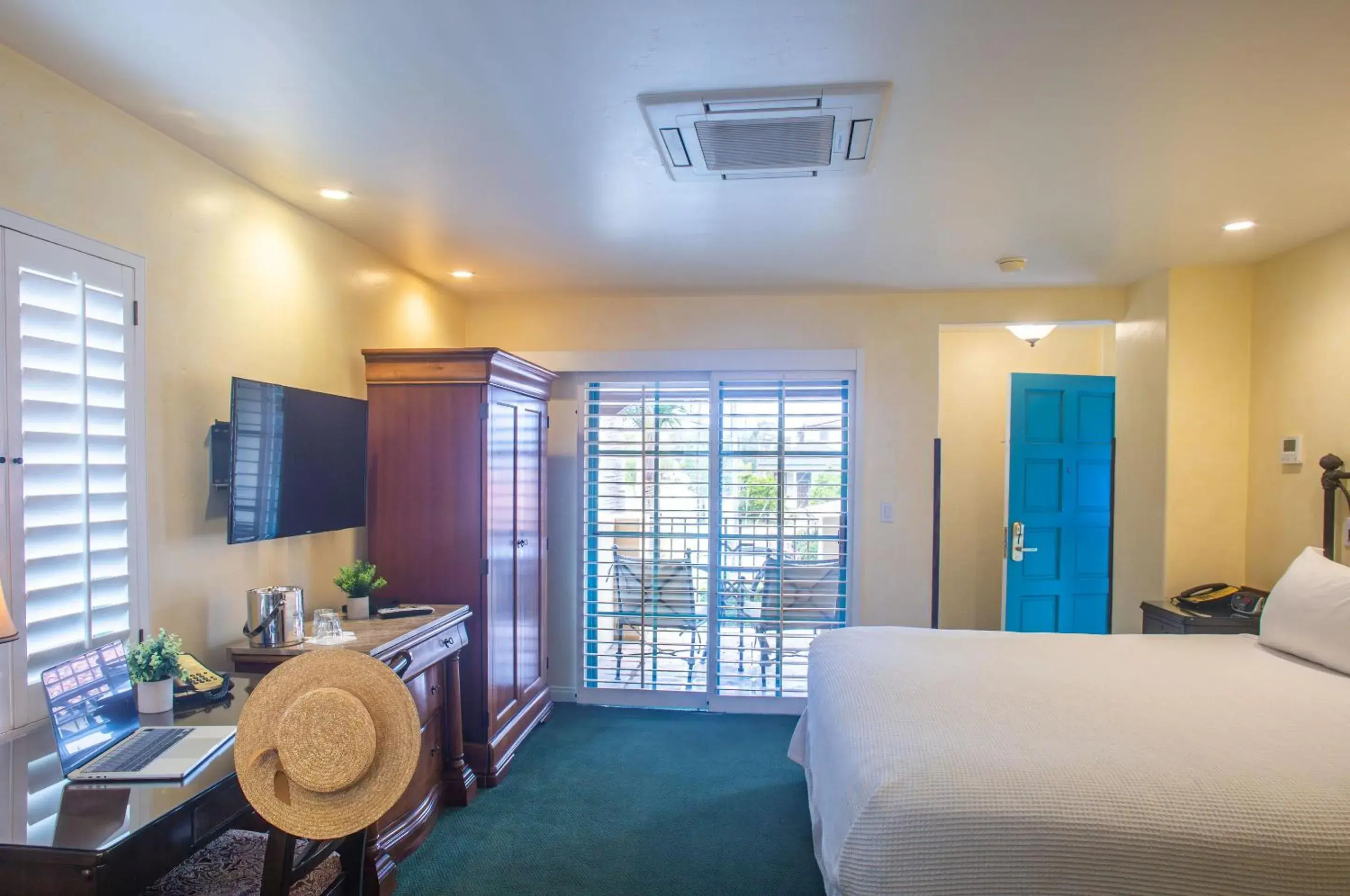 Superior King Room with Balcony in Castillo Inn at the Beach Superior King Room with Balcony in Castillo Inn at the Beach