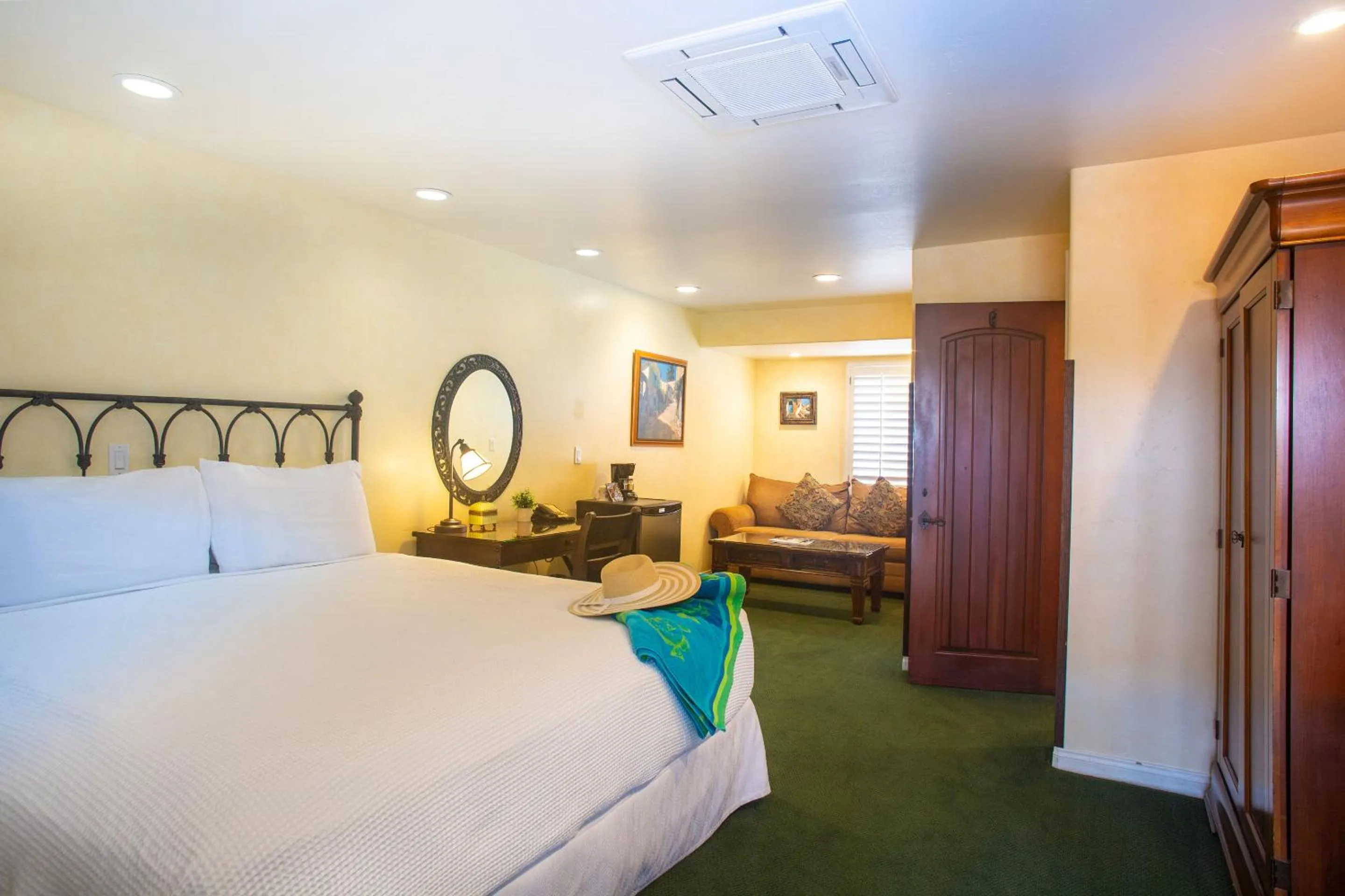 Bed in Castillo Inn at the Beach