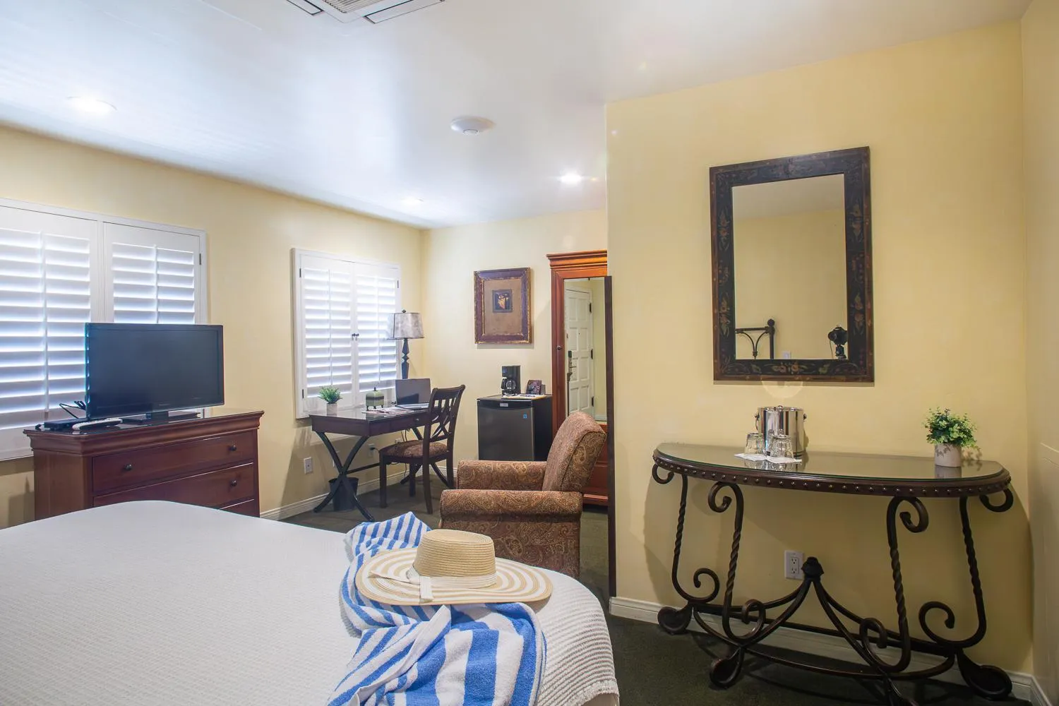 Bed in Castillo Inn at the Beach