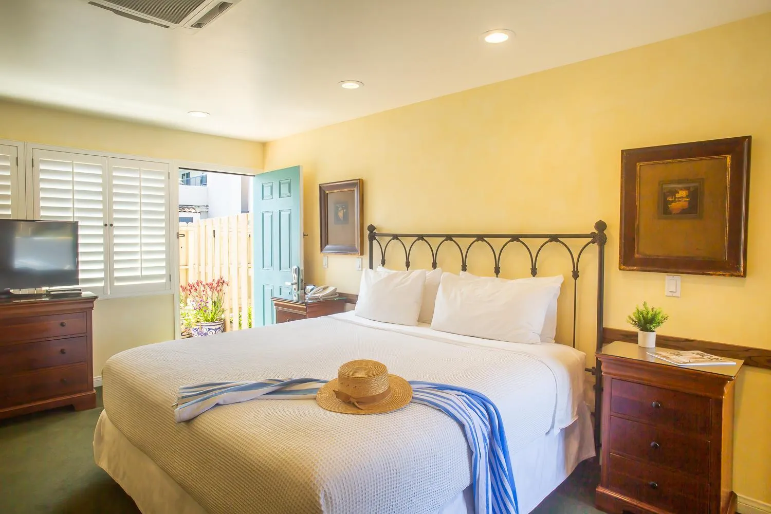 Bed in Castillo Inn at the Beach