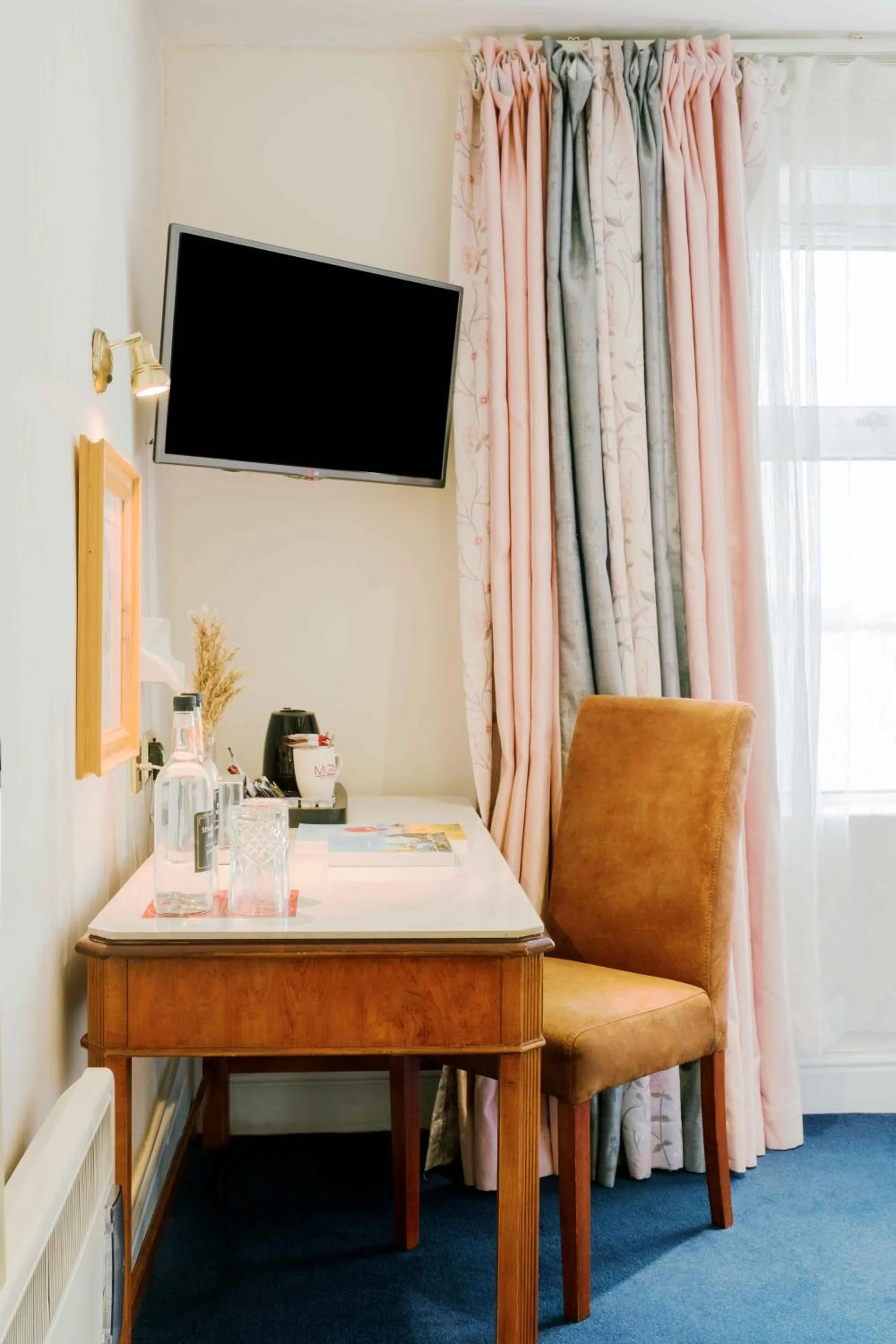 TV and multimedia in Muthu Queens Hotel, Oban