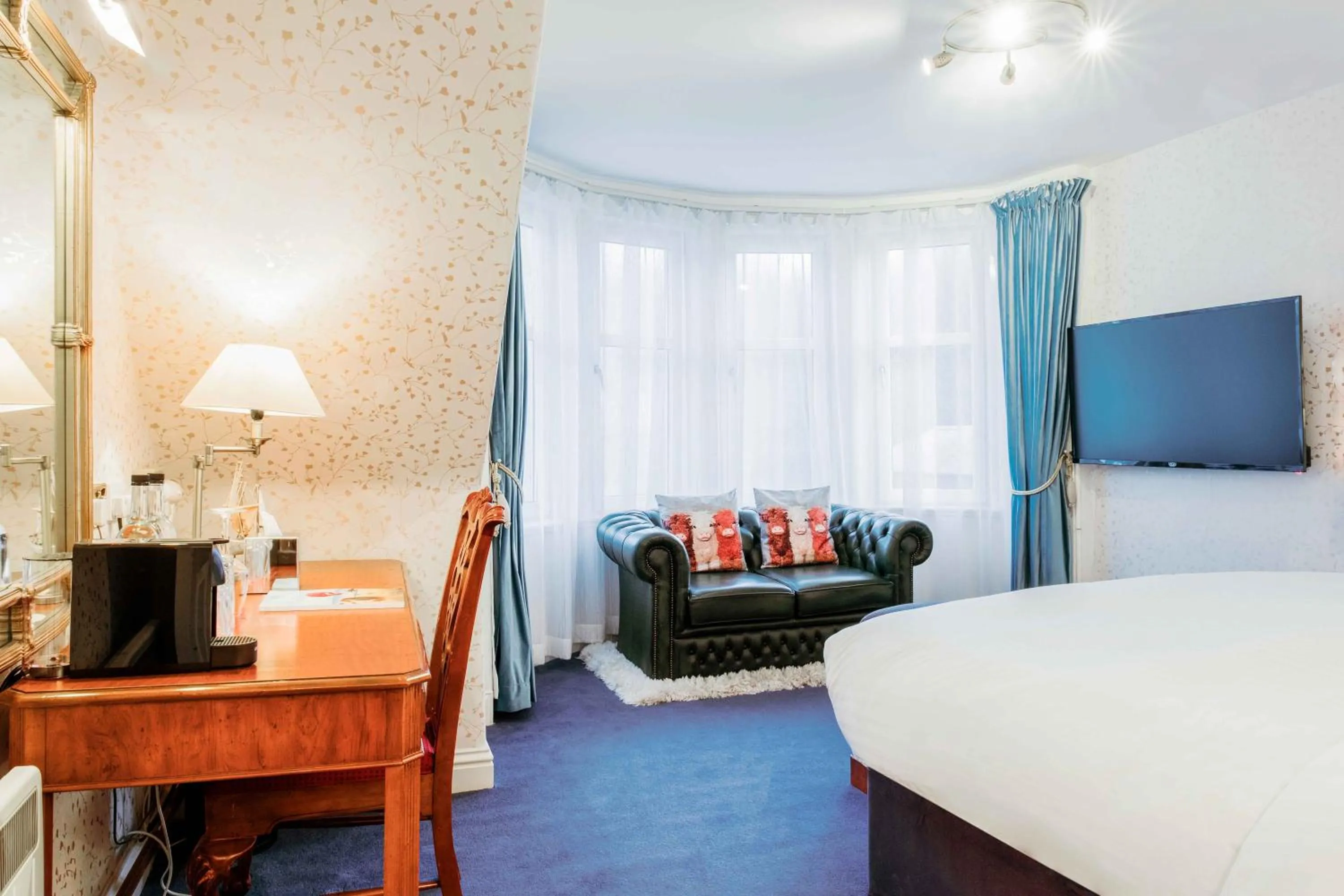 TV and multimedia, Bed in Muthu Queens Hotel, Oban