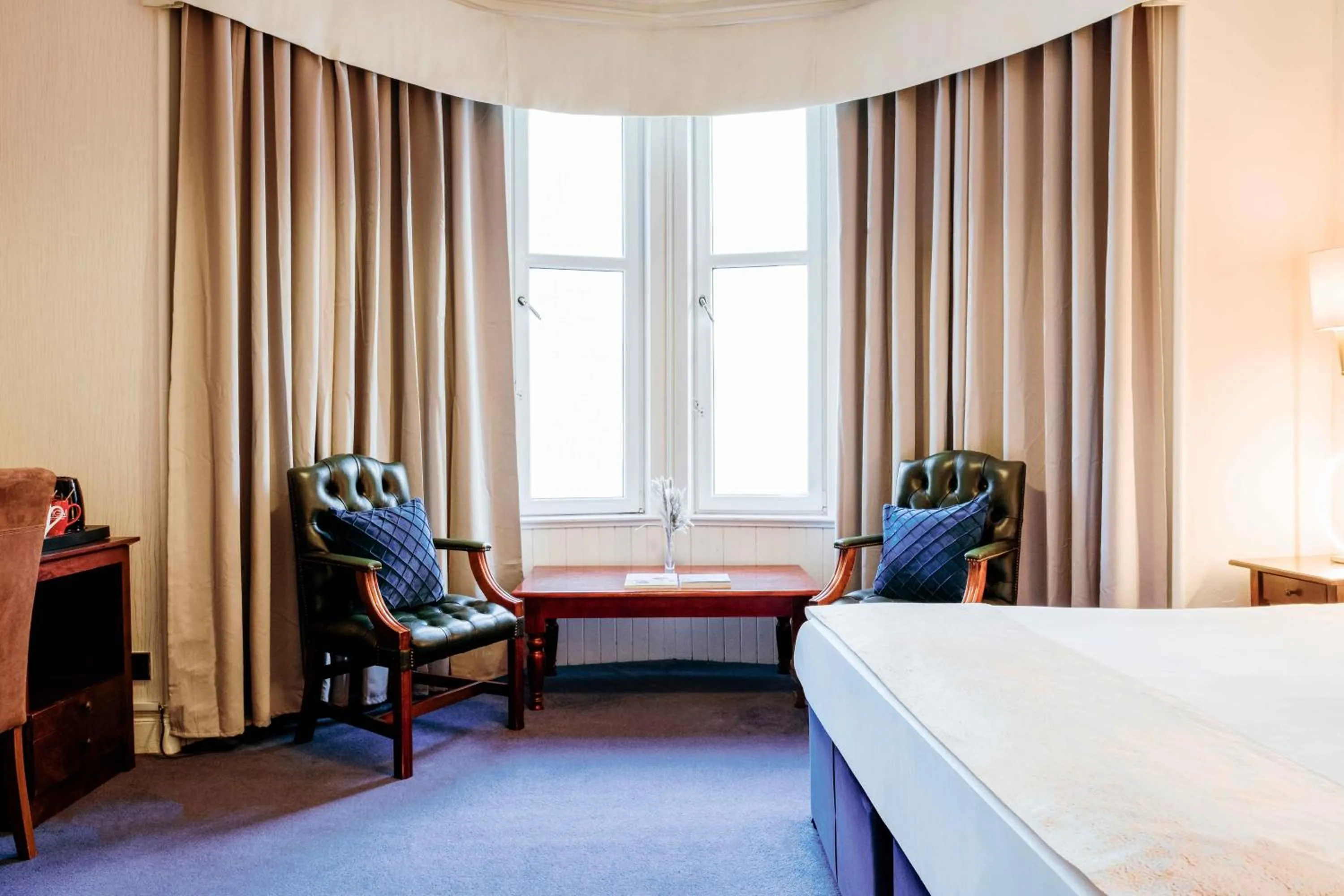 Living room, Bed in Muthu Queens Hotel, Oban