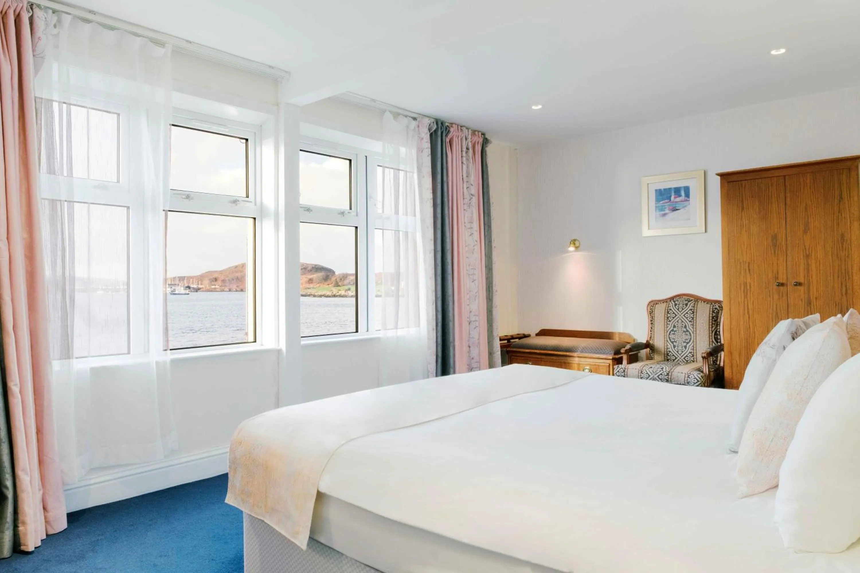 Bedroom, Bed in Muthu Queens Hotel, Oban