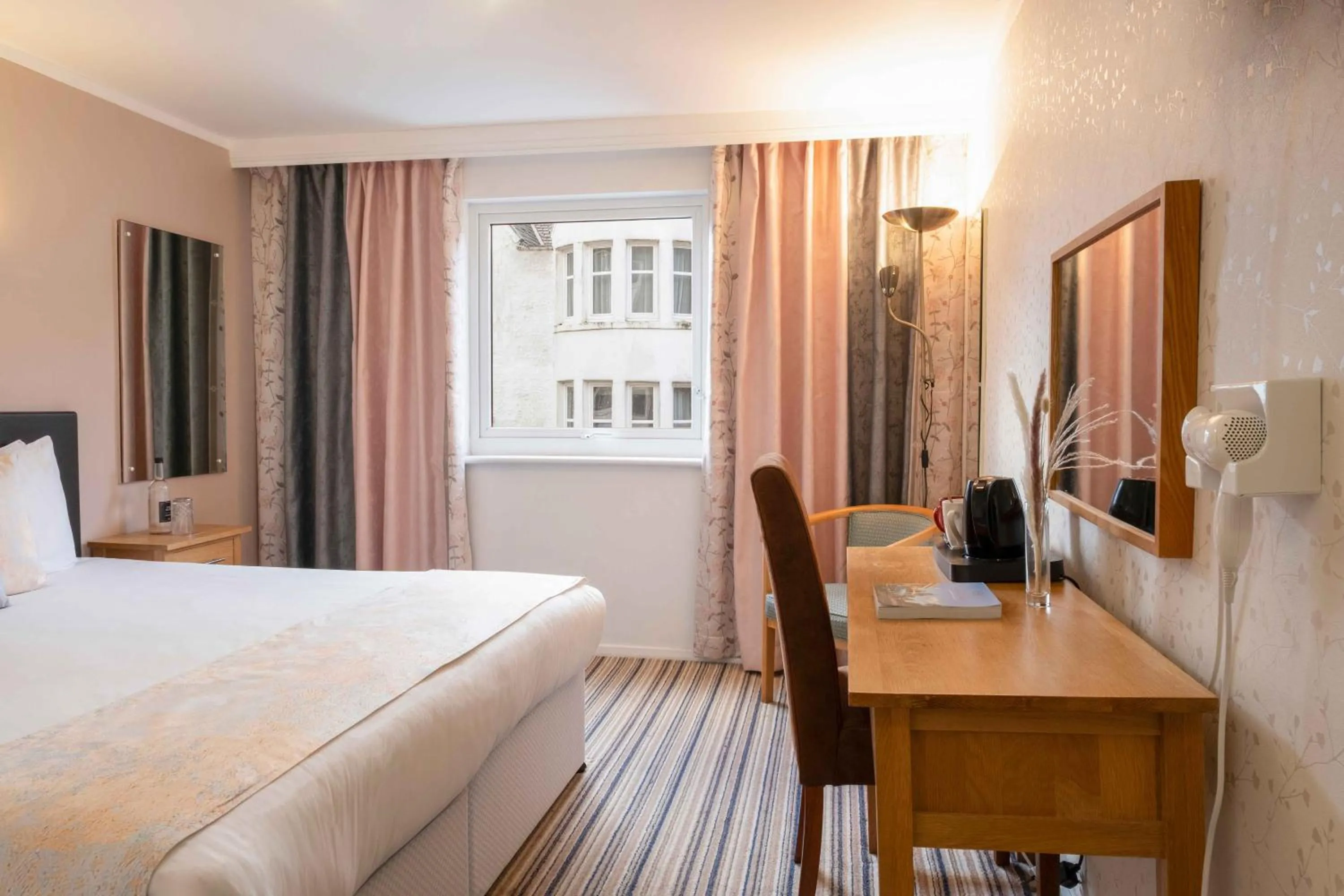 Photo of the whole room, Bed in Muthu Queens Hotel, Oban