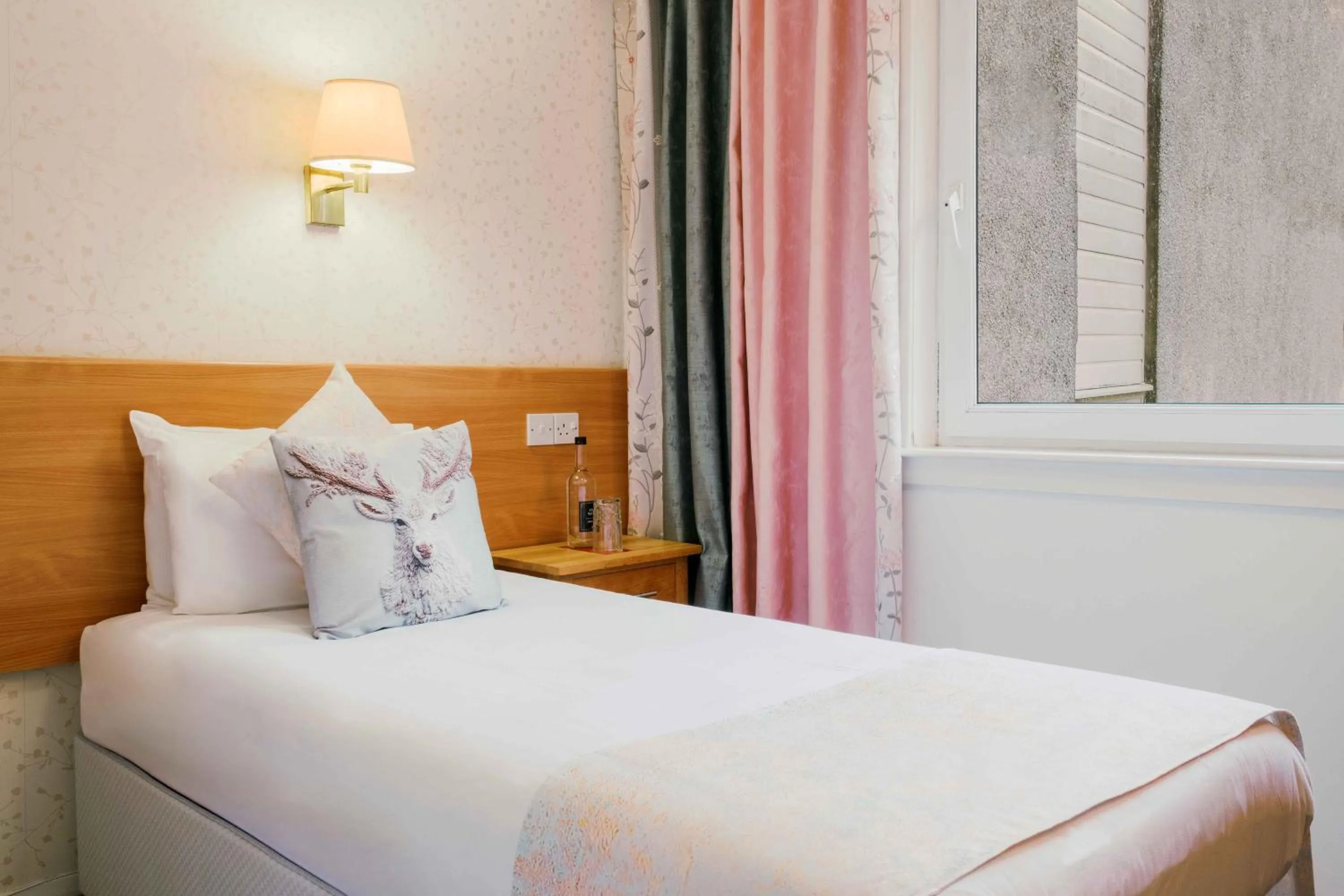 Bedroom, Bed in Muthu Queens Hotel, Oban