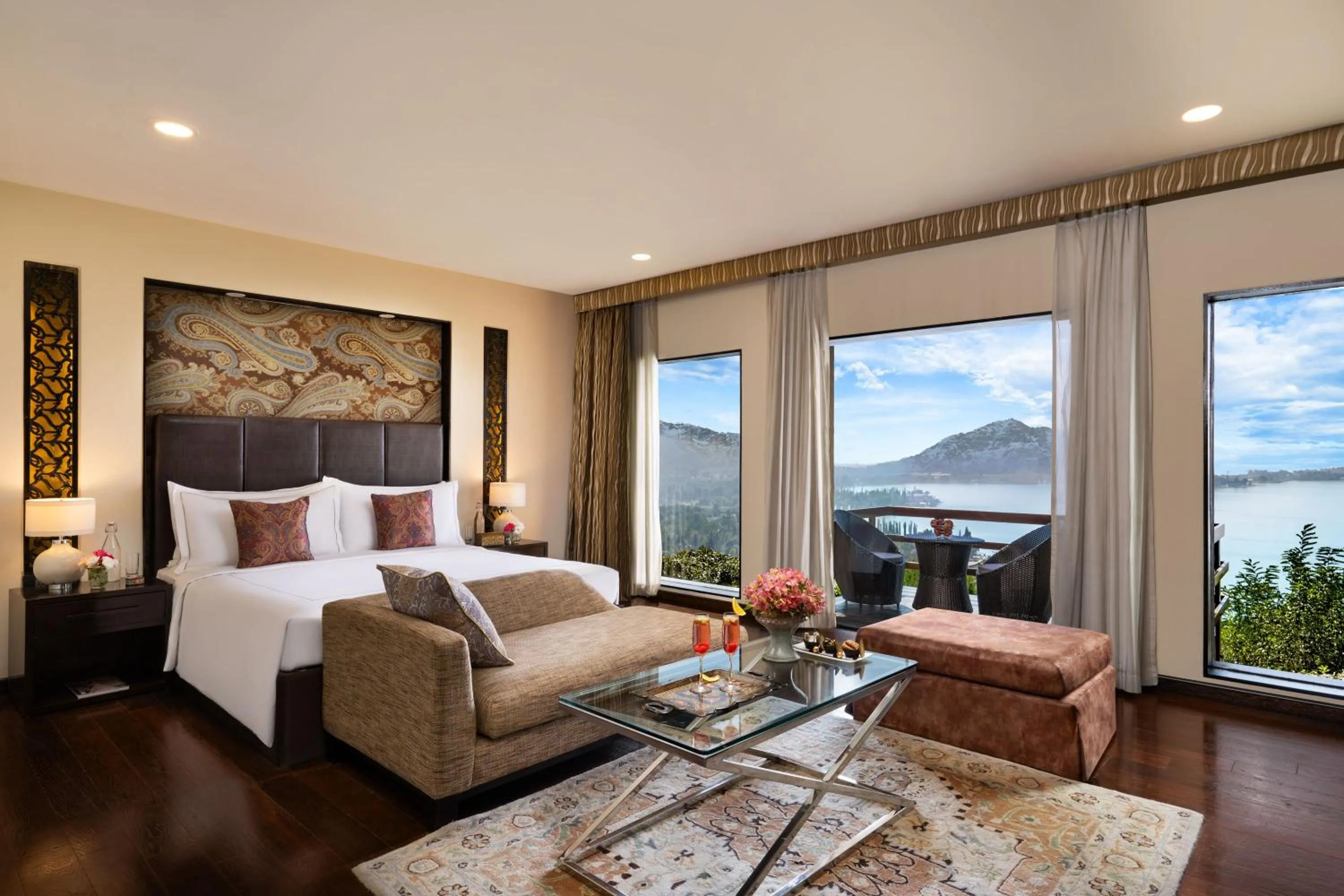 Photo of the whole room, Bed in Taj Dal View Srinagar