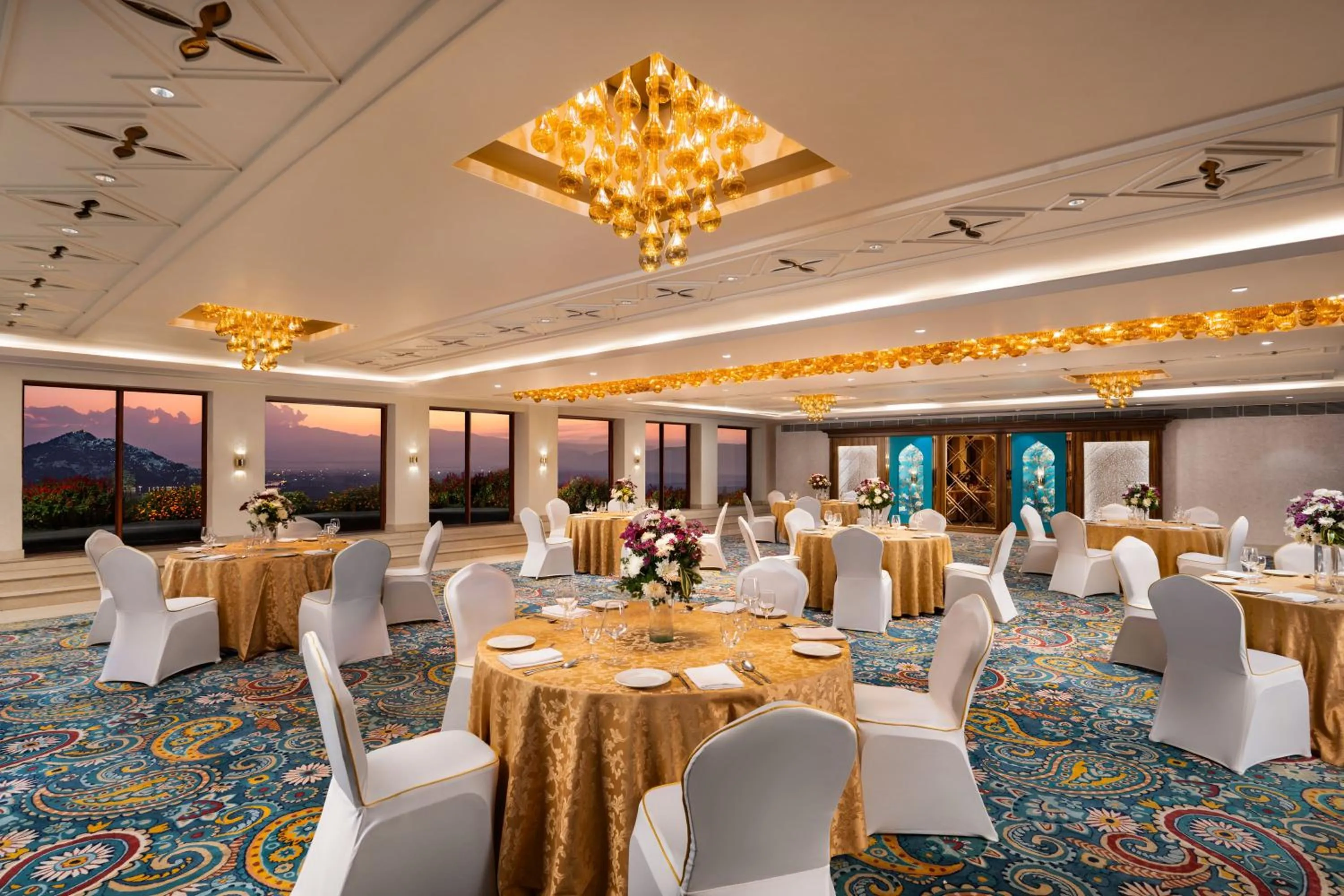 Banquet/Function facilities in Taj Dal View Srinagar