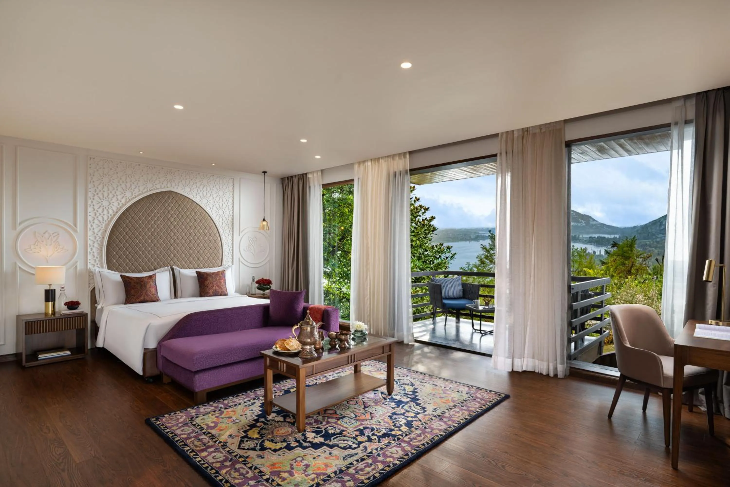 Bed in Taj Dal View Srinagar