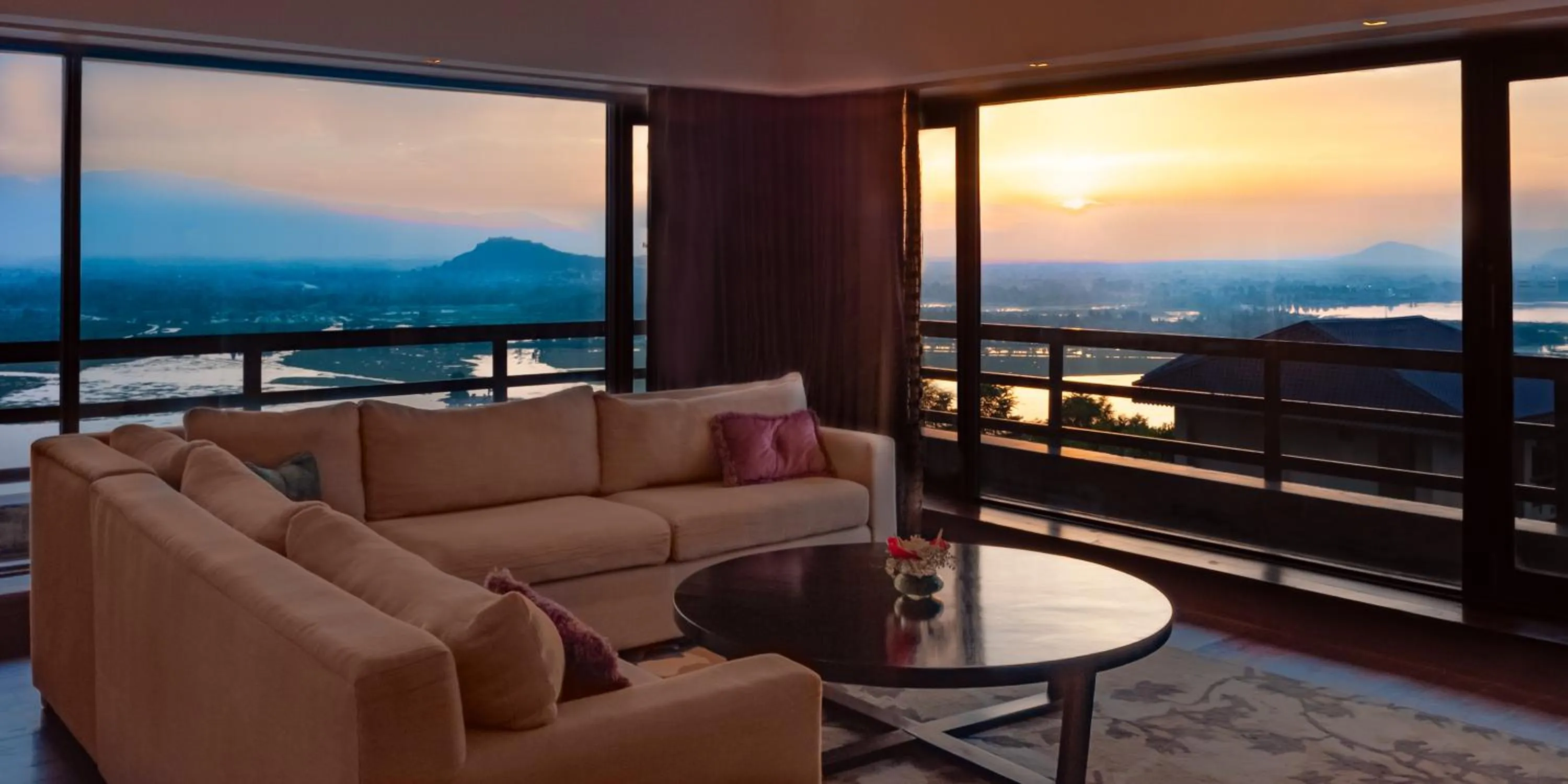 Living room in Taj Dal View Srinagar