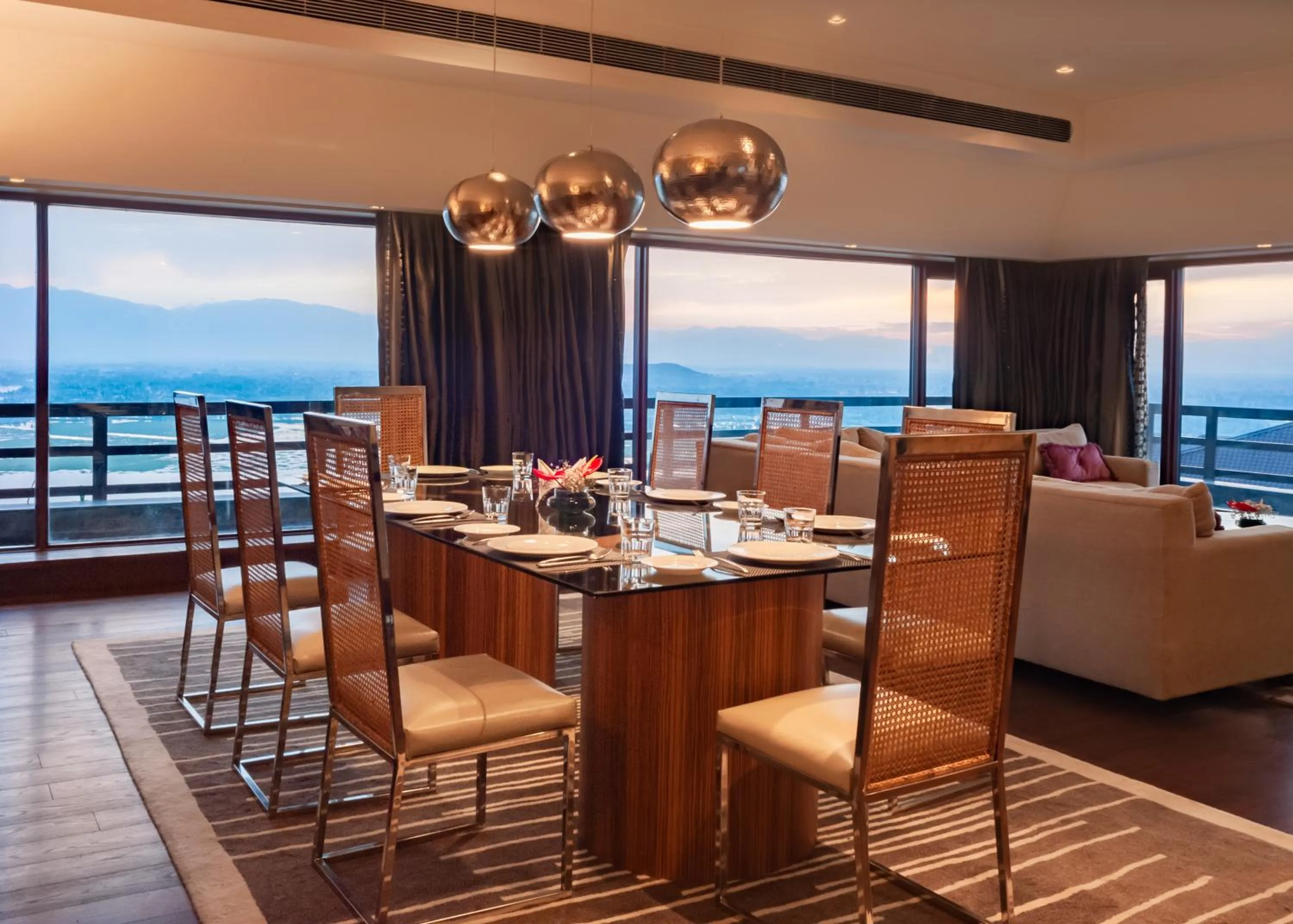 Living room in Taj Dal View Srinagar