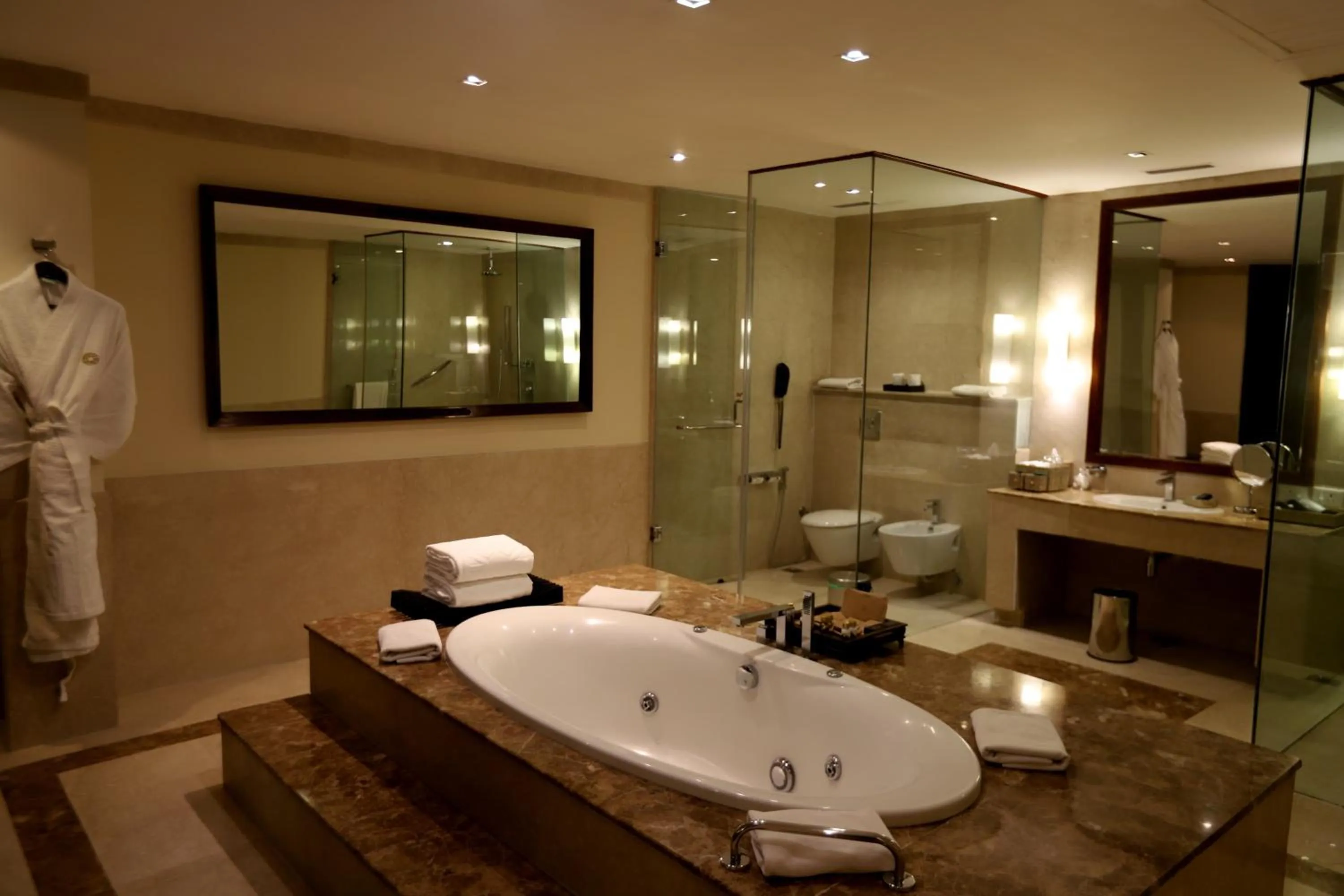 Shower in Taj Dal View Srinagar