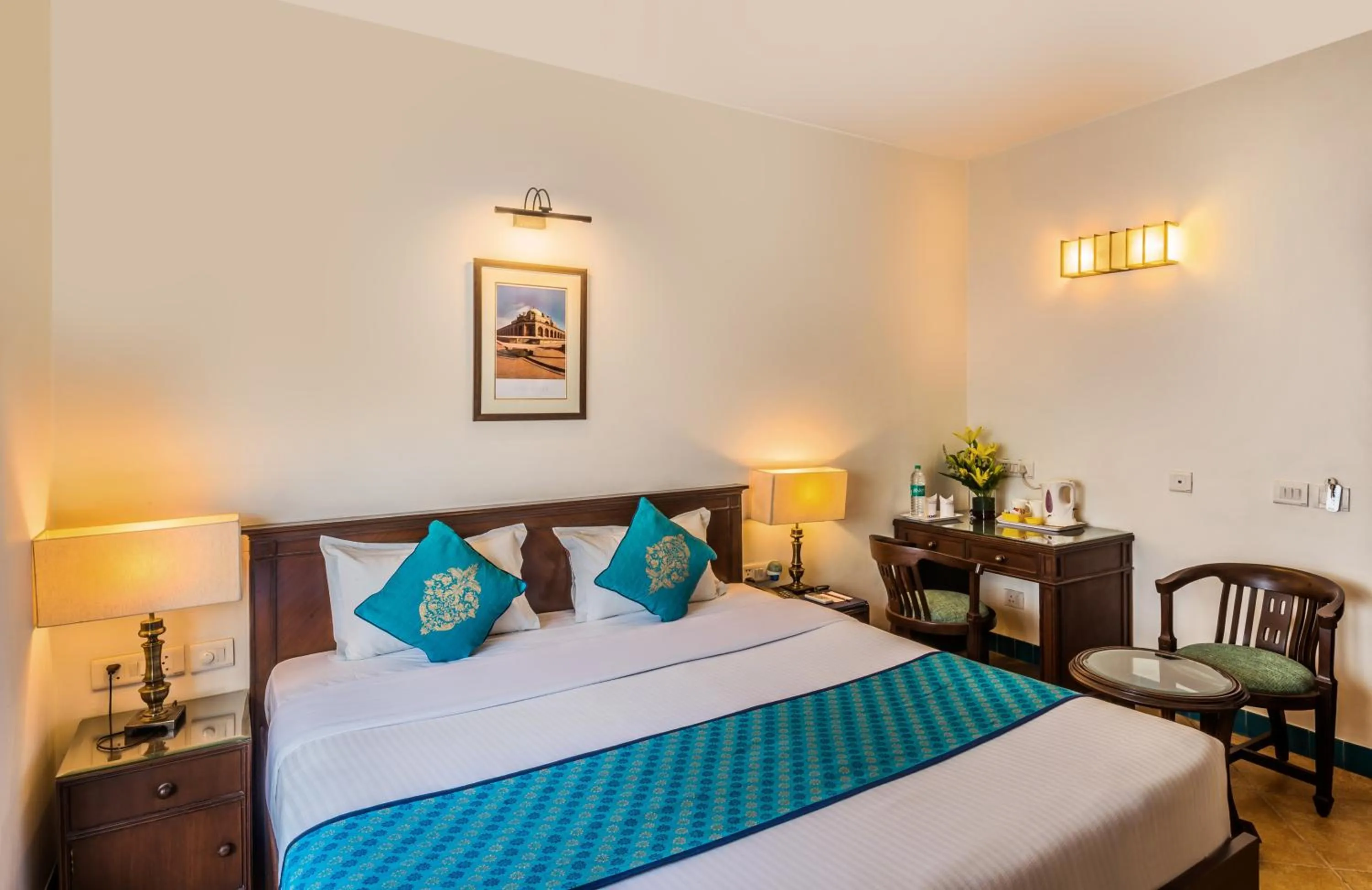 Bed in Home@F37 Kailash Colony Metro