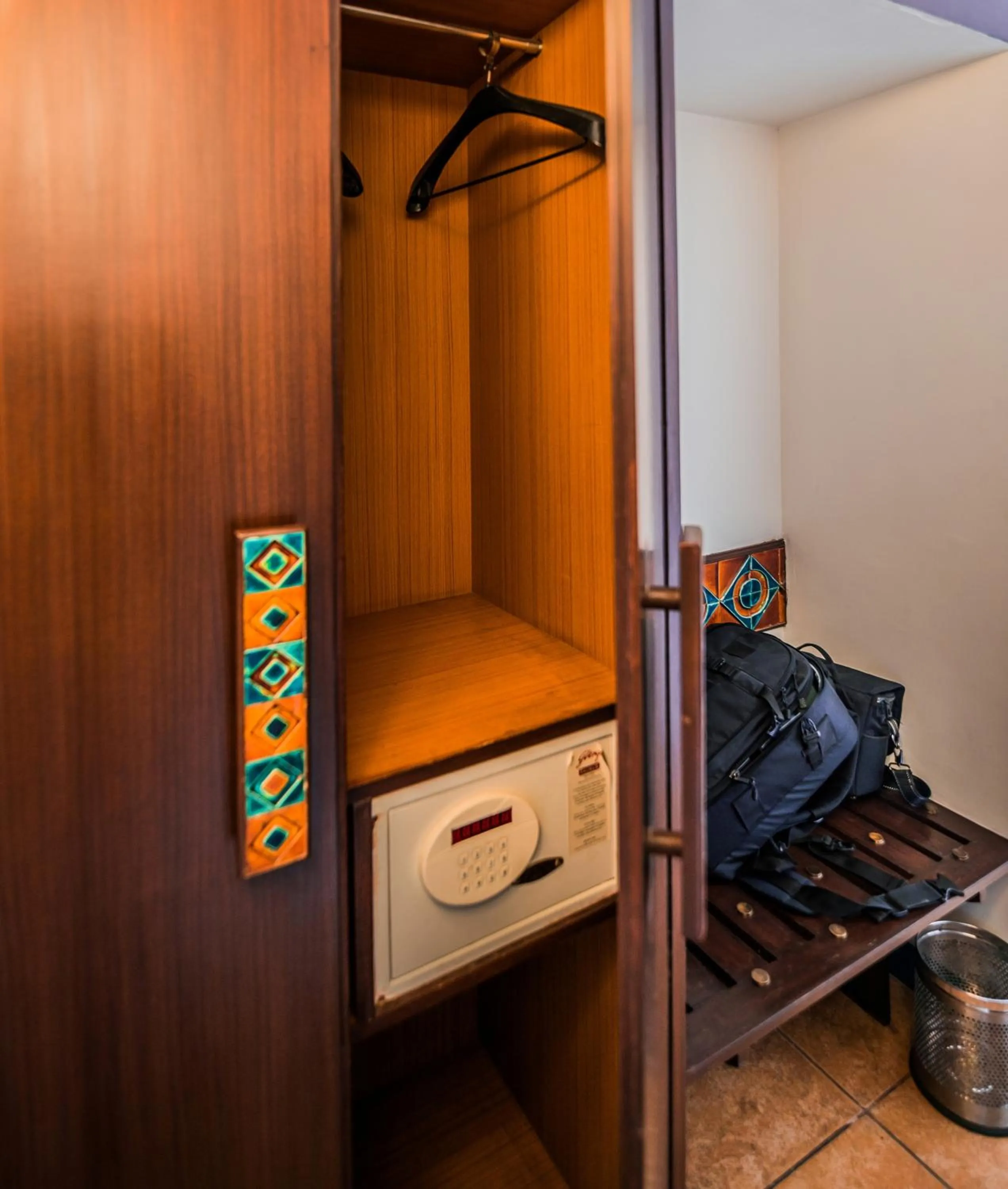 Area and facilities in Home@F37 Kailash Colony Metro