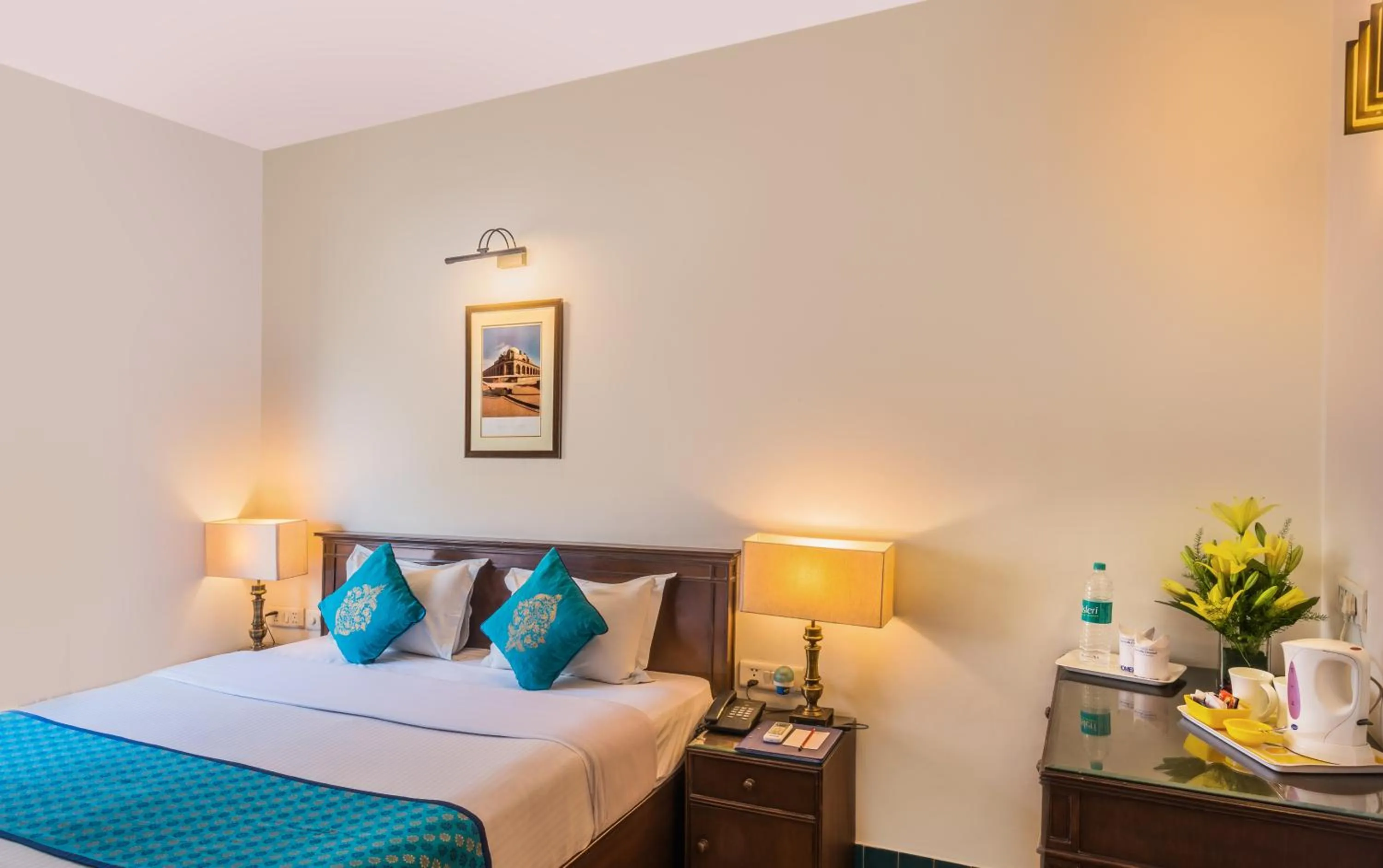 Bed in Home@F37 Kailash Colony Metro