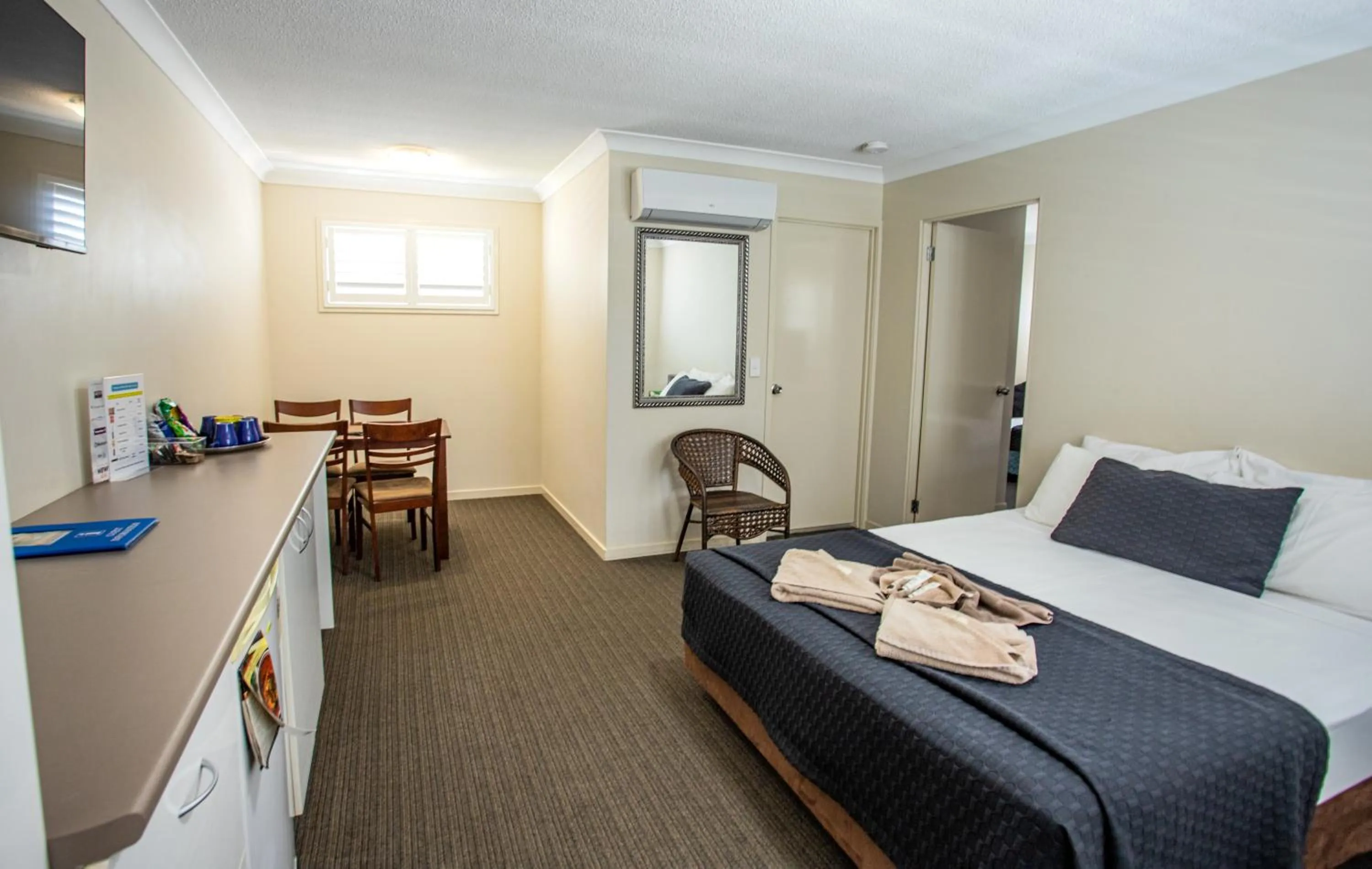 Bedroom, Bed in Tropicana Motel