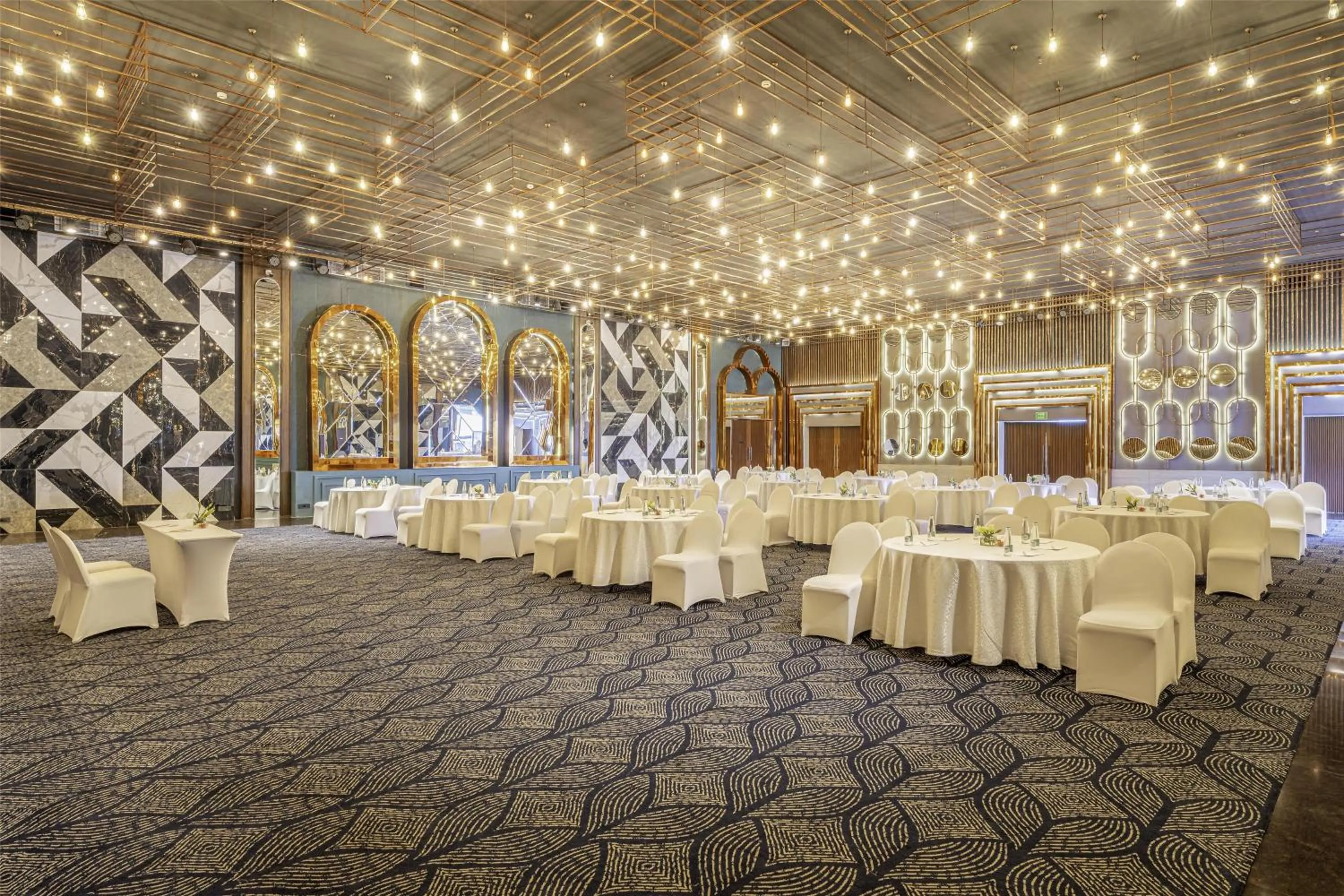 Meeting/conference room in Radisson Gurugram Udyog Vihar