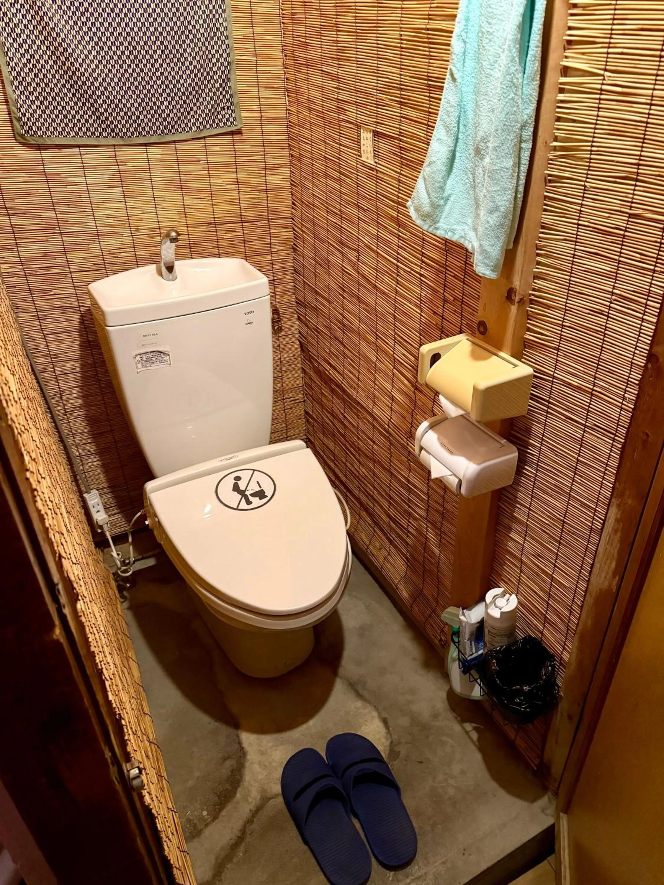 Toilet in Hostel Mundo