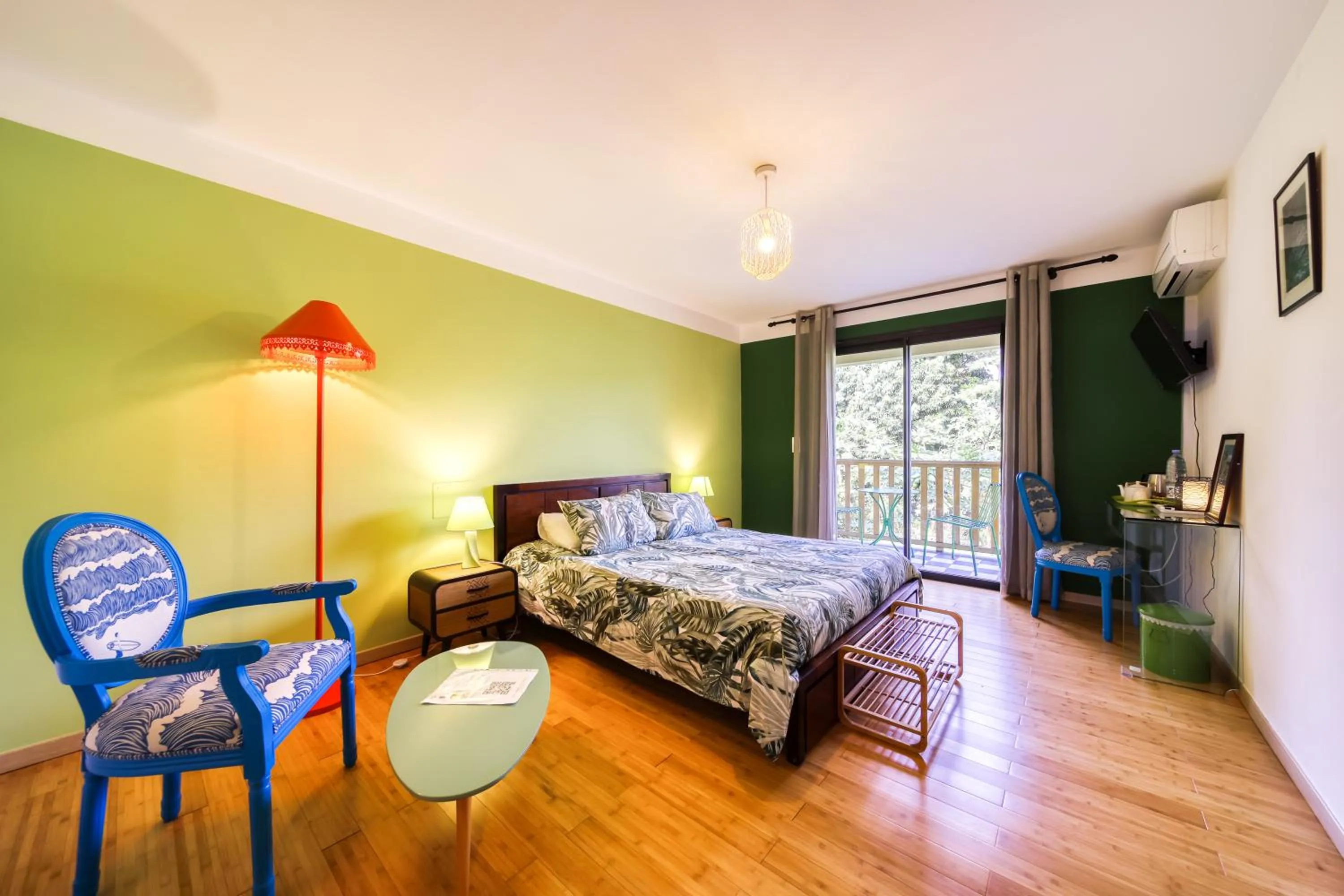 Photo of the whole room, Bed in Poivre et Citronnelle