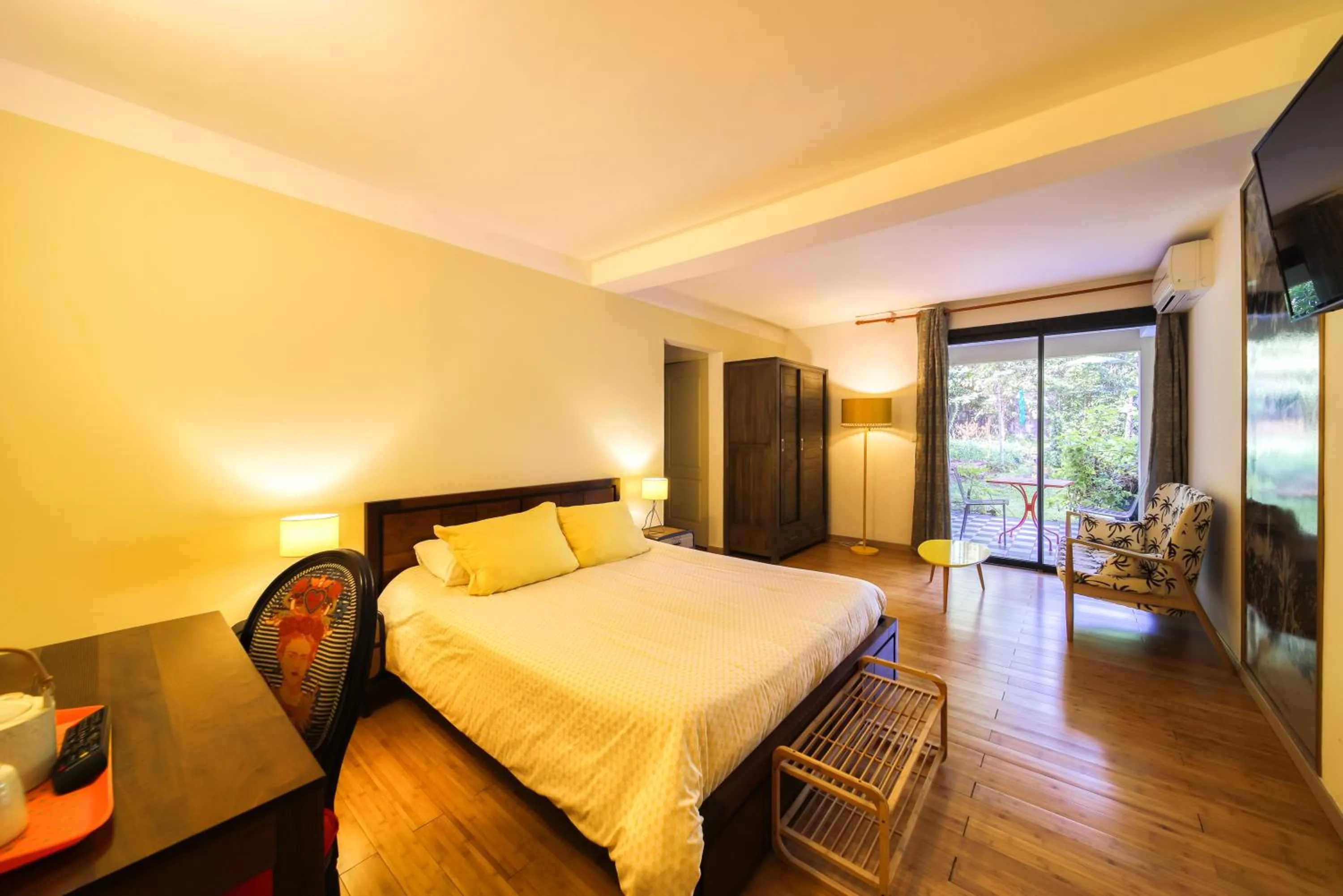 Photo of the whole room, Bed in Poivre et Citronnelle