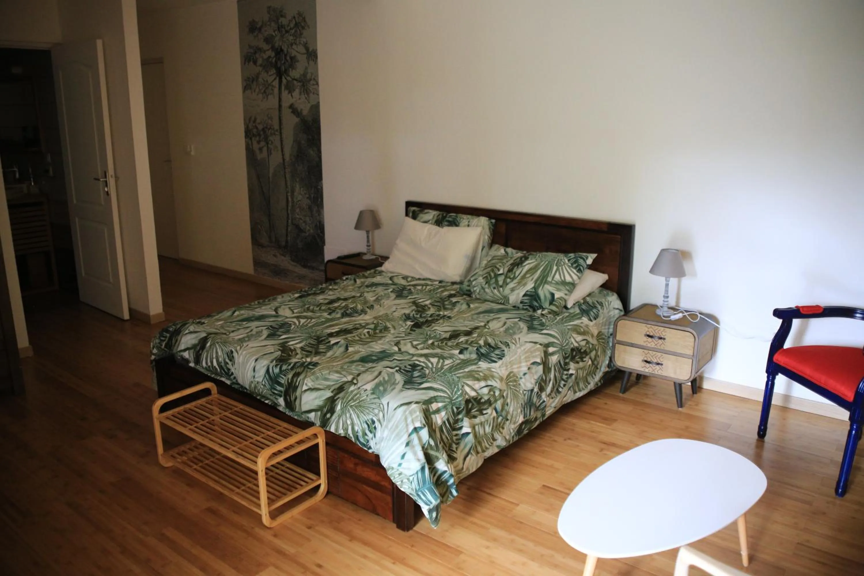 Photo of the whole room, Bed in Poivre et Citronnelle