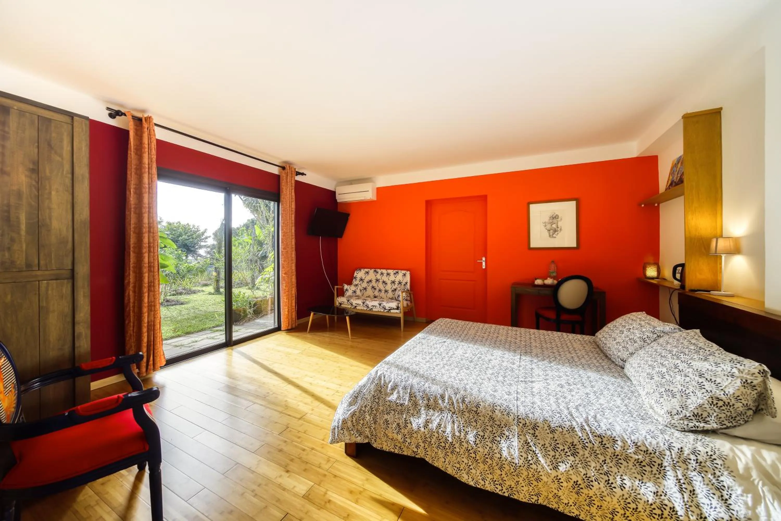 Photo of the whole room, Bed in Poivre et Citronnelle