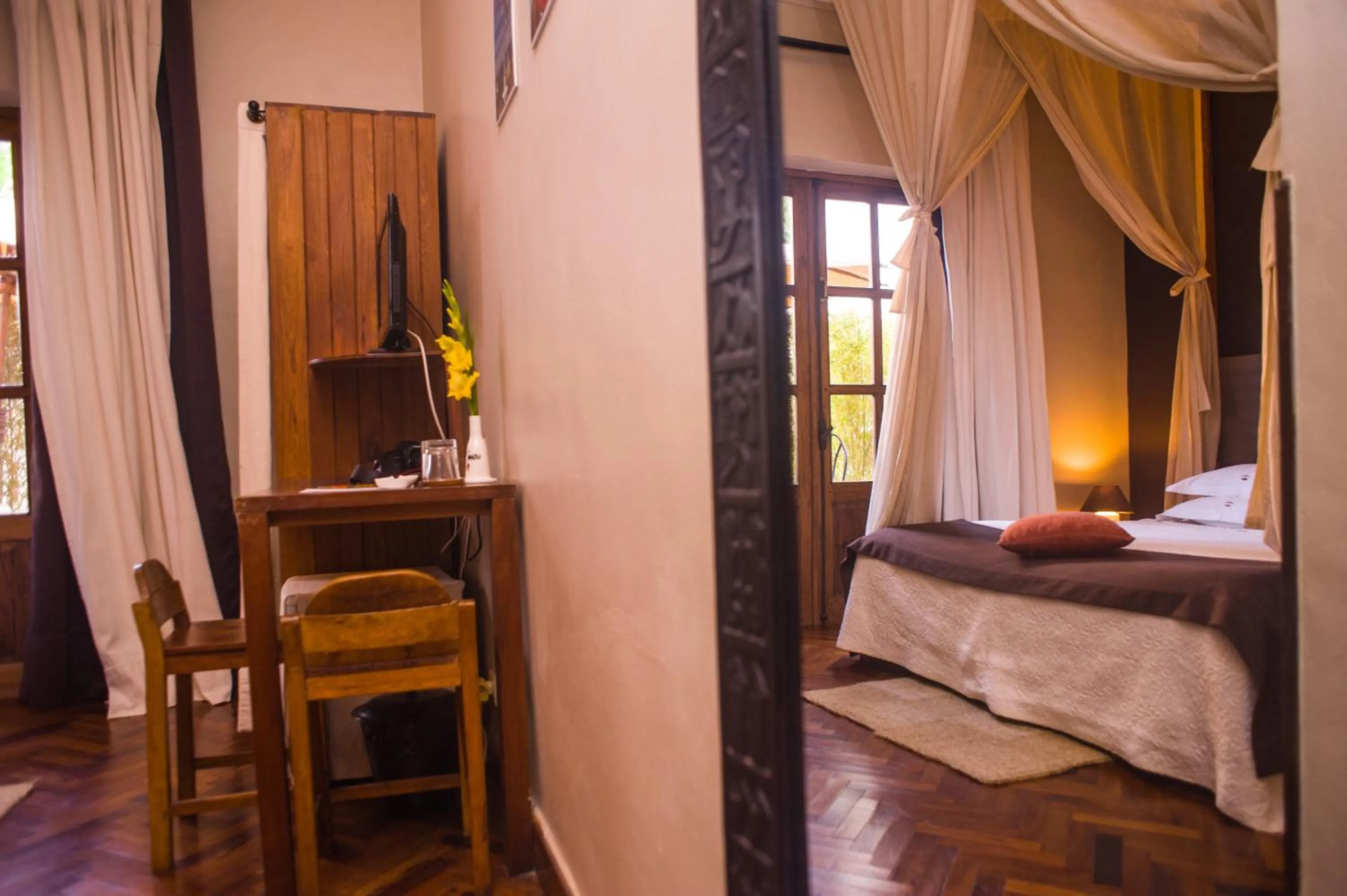 Seating area, Bed in Les 3 Métis