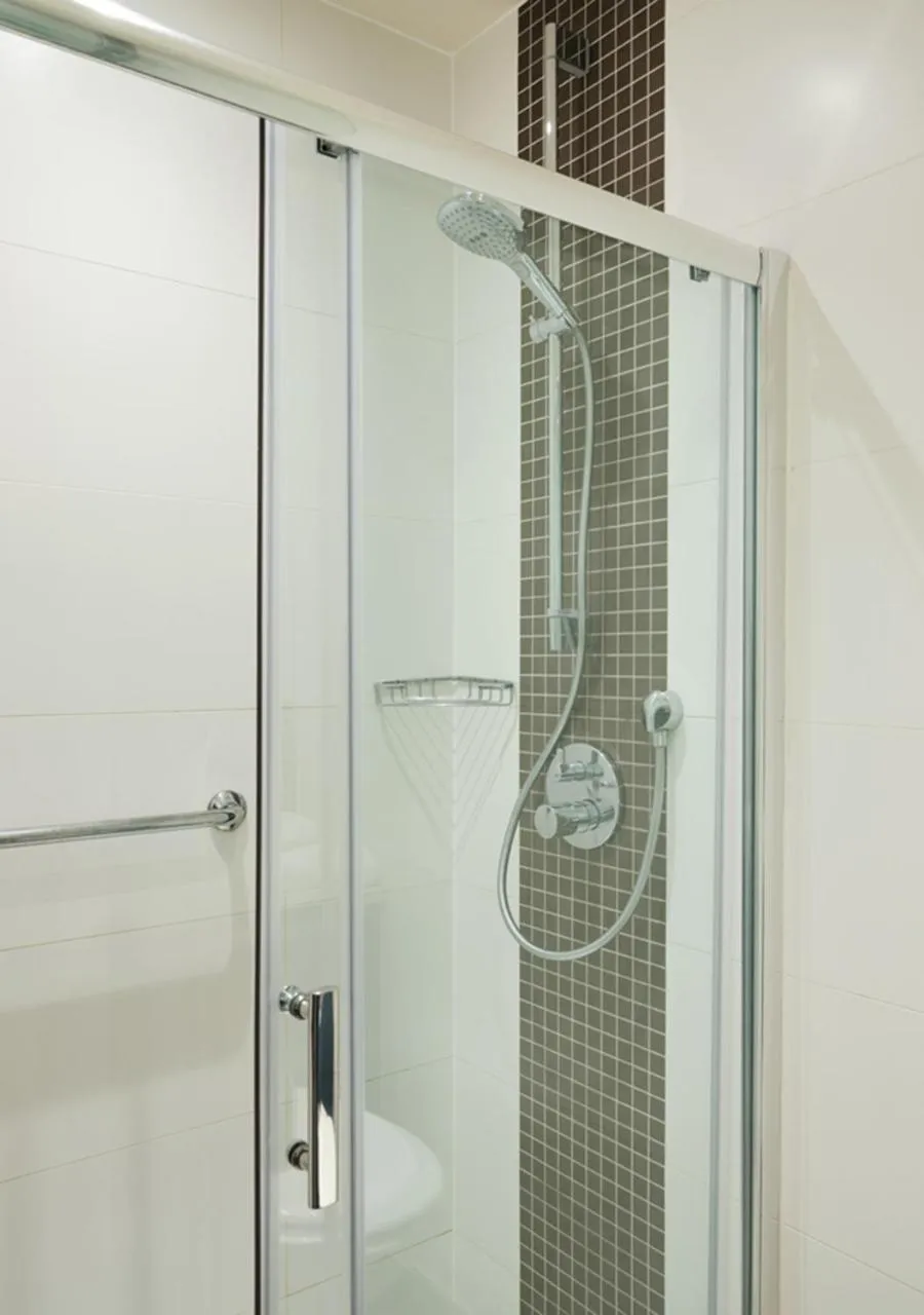 Shower in Montagu Place Hotel