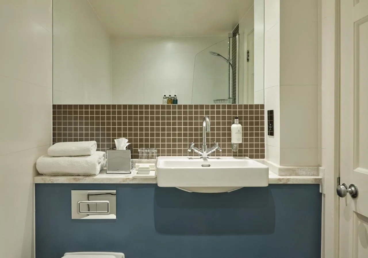 Bathroom in Montagu Place Hotel