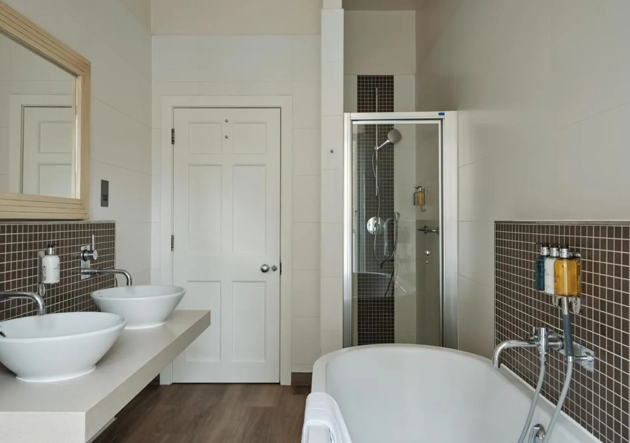 Bathroom in Montagu Place Hotel