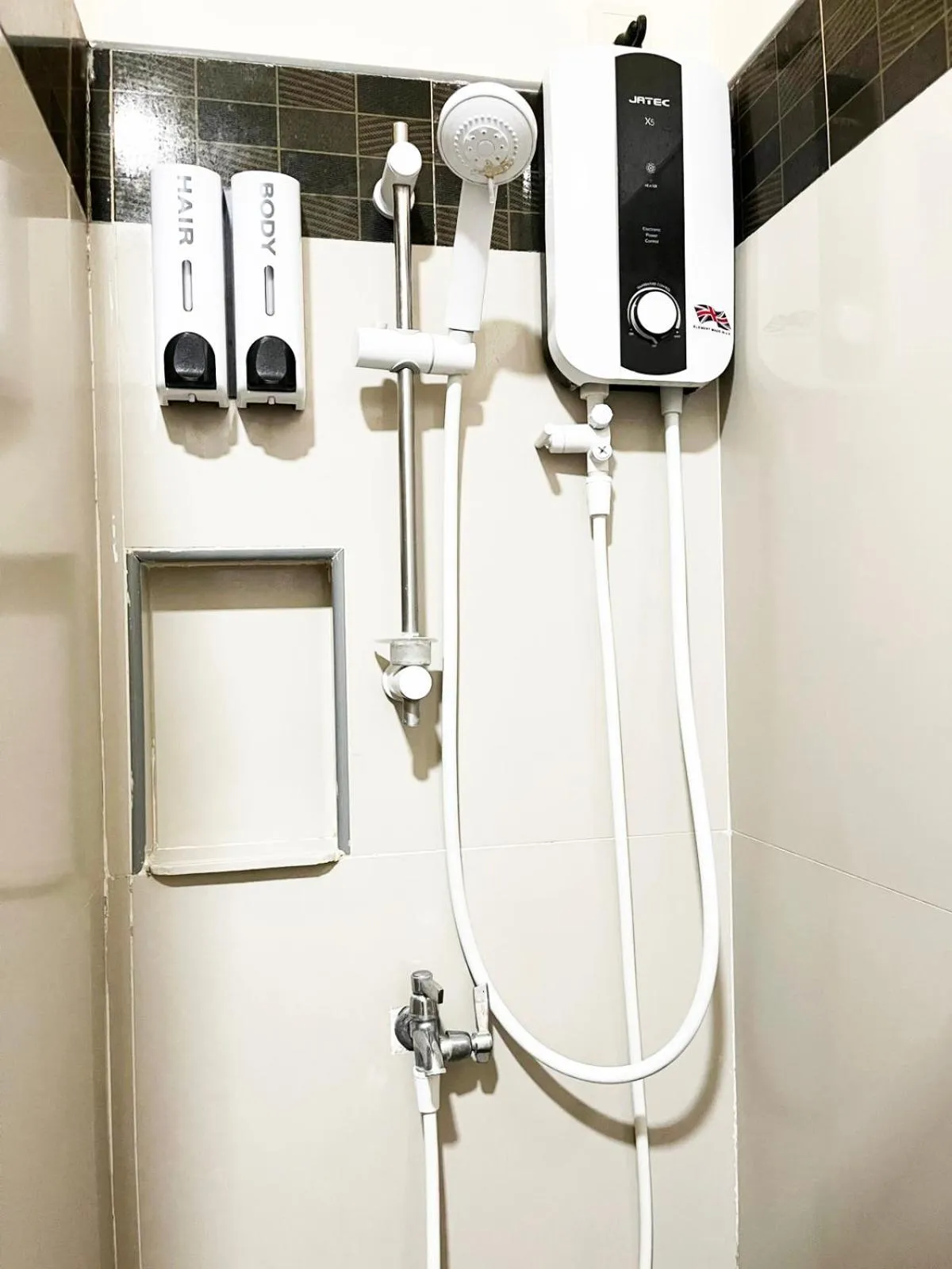 Shower in B&J Guesthouse and Tours