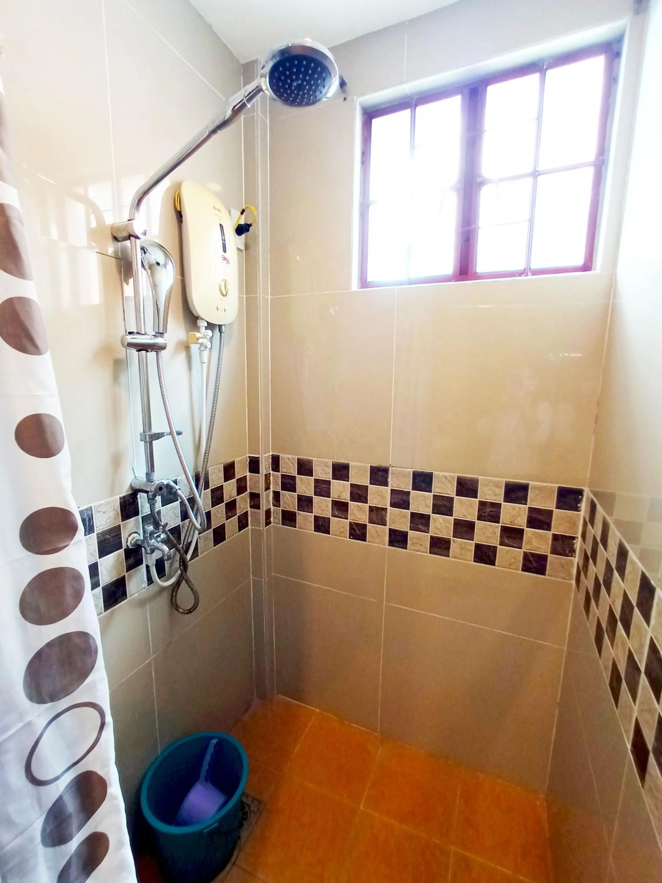 Shower in B&J Guesthouse and Tours