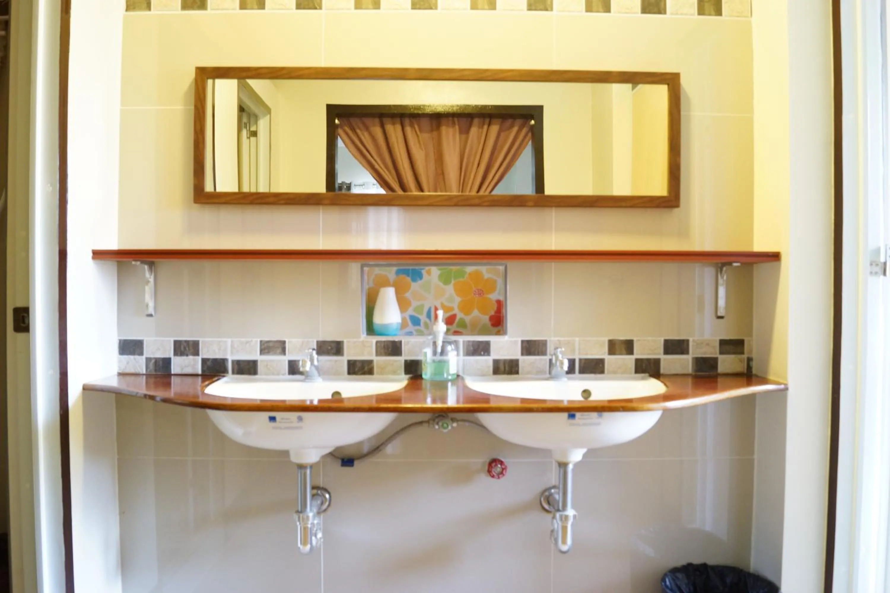 Bathroom in B&J Guesthouse and Tours