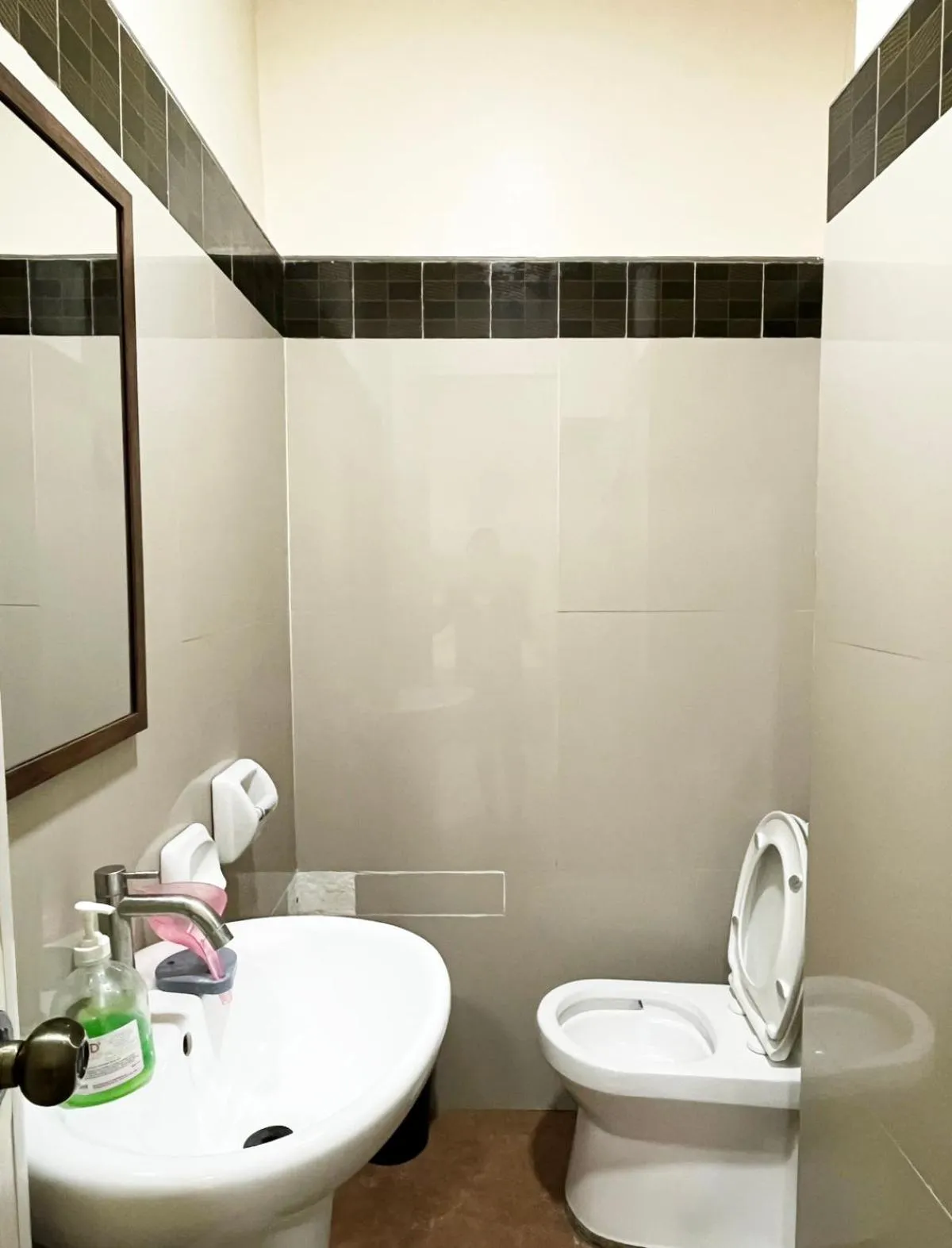 Toilet in B&J Guesthouse and Tours