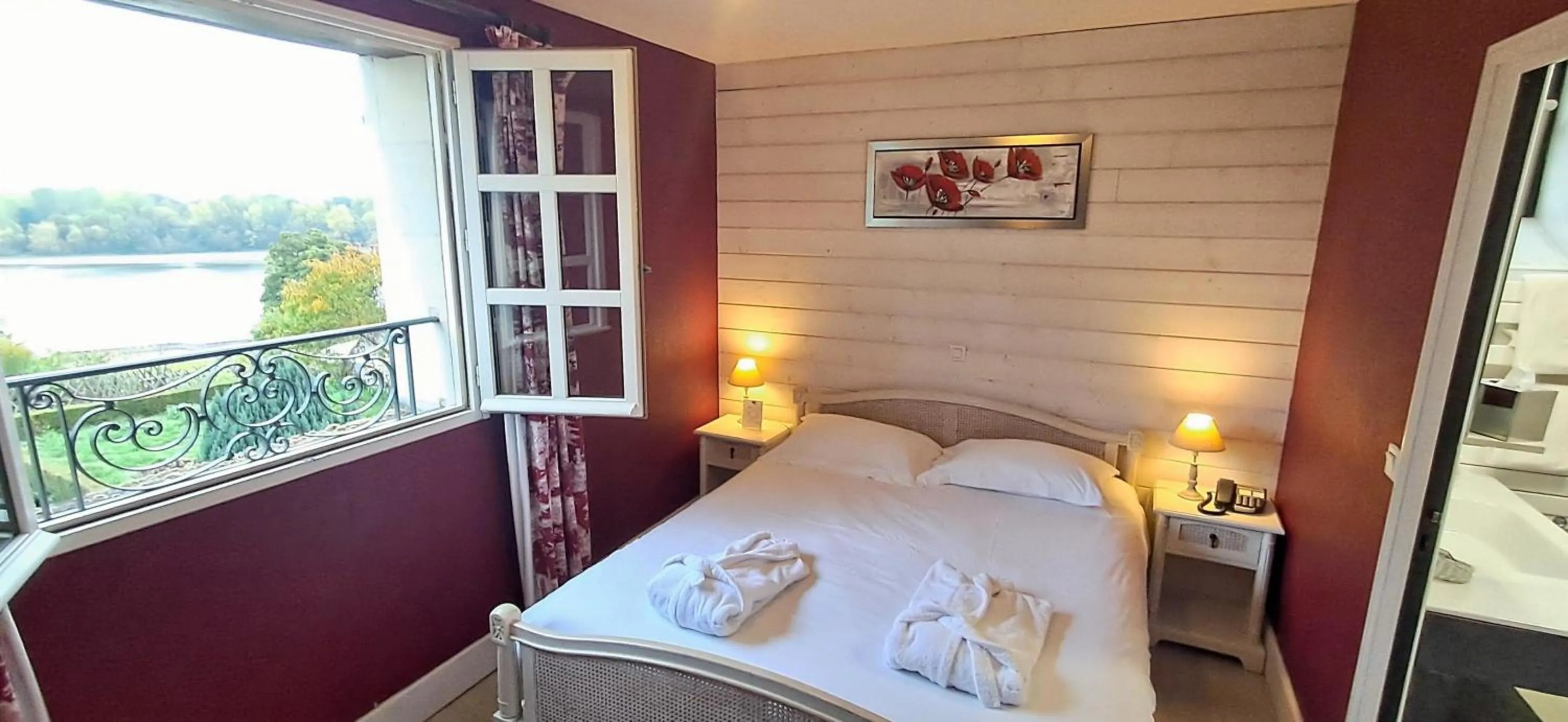 Bed in Logis Hôtel Le Bussy