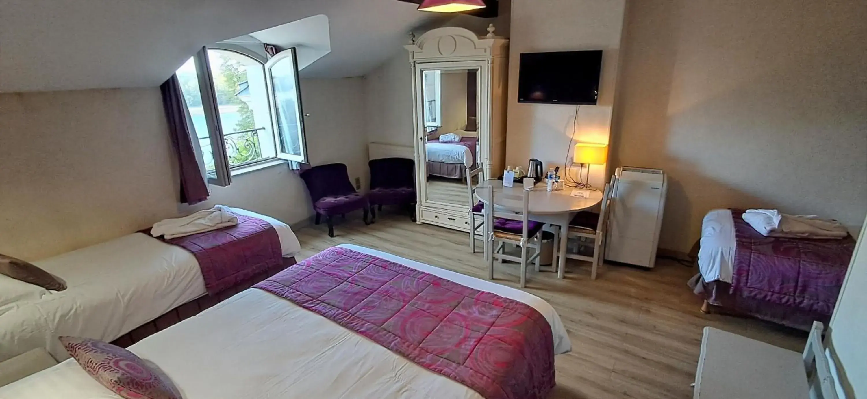 Family Room (4 Adults) in Logis Hôtel Le Bussy Family Room (4 Adults) in Logis Hôtel Le Bussy