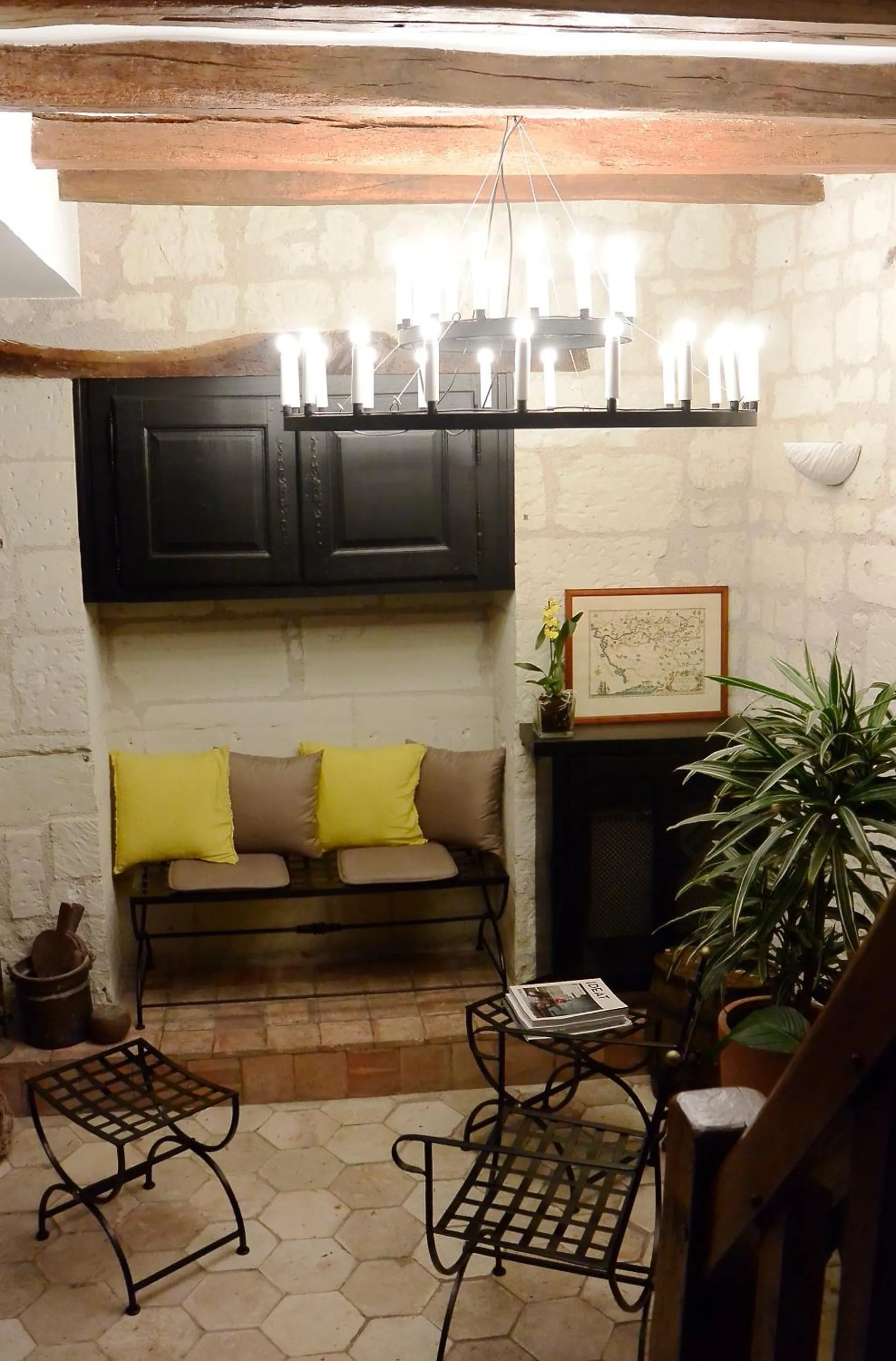 Lobby or reception in Logis Hôtel Le Bussy