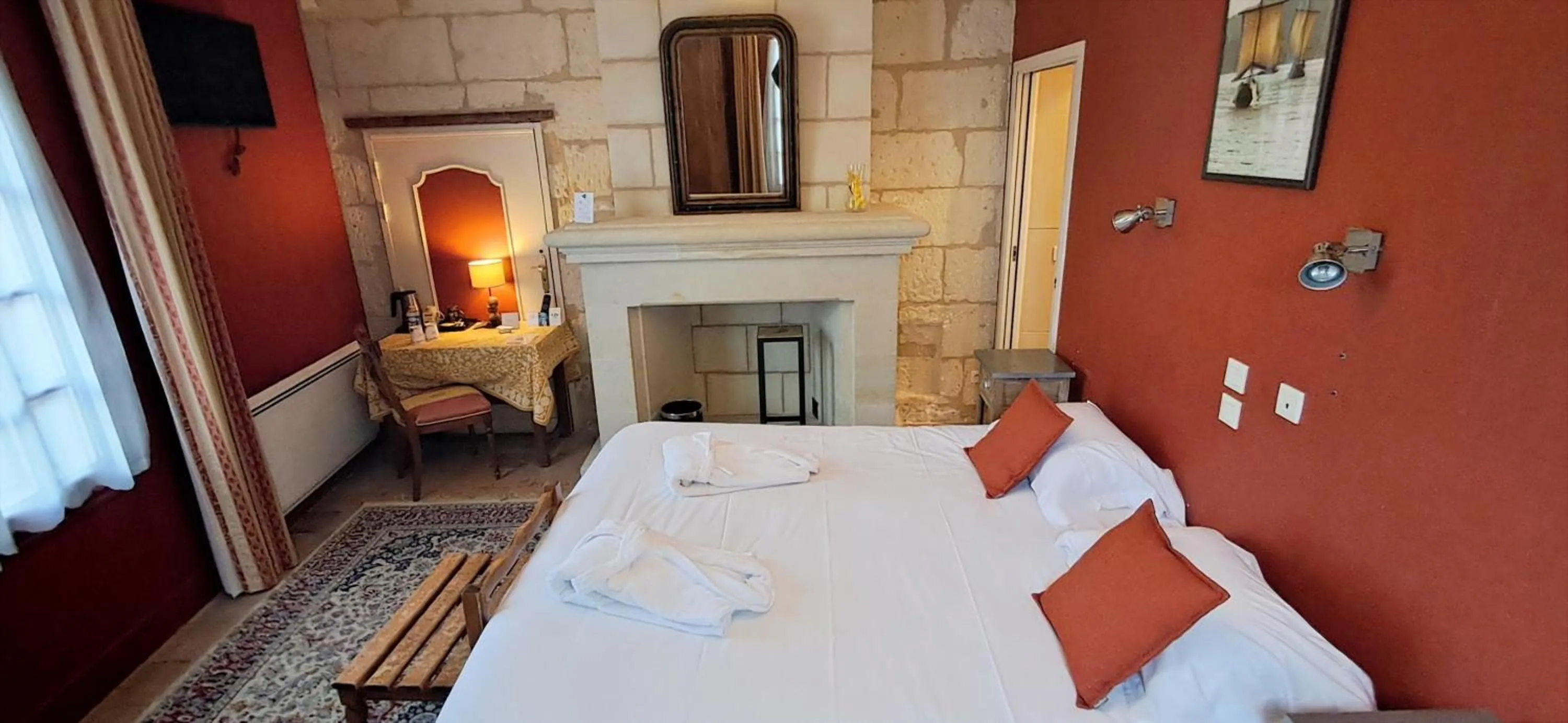 Bed in Logis Hôtel Le Bussy