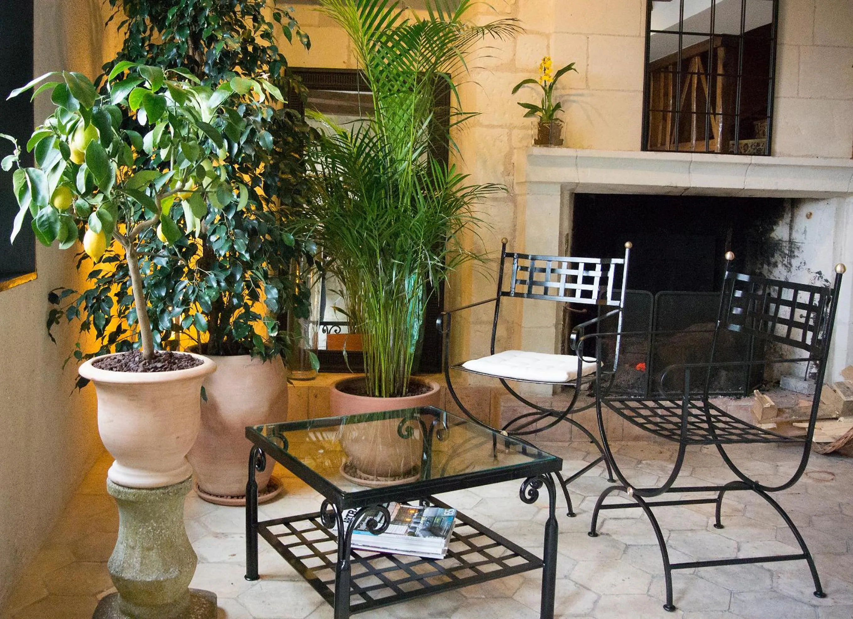 Lobby or reception in Logis Hôtel Le Bussy