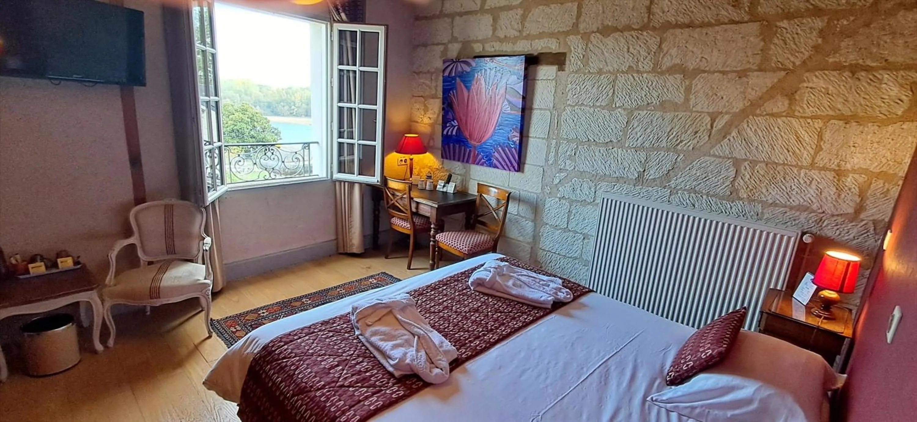 Bed in Logis Hôtel Le Bussy