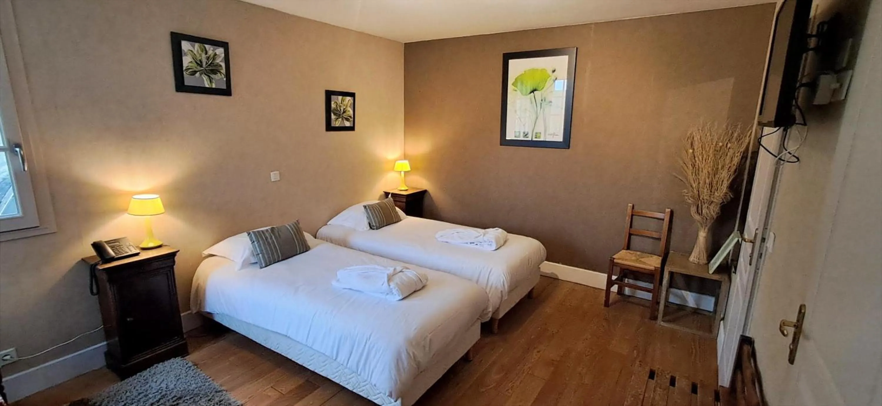 Bed in Logis Hôtel Le Bussy